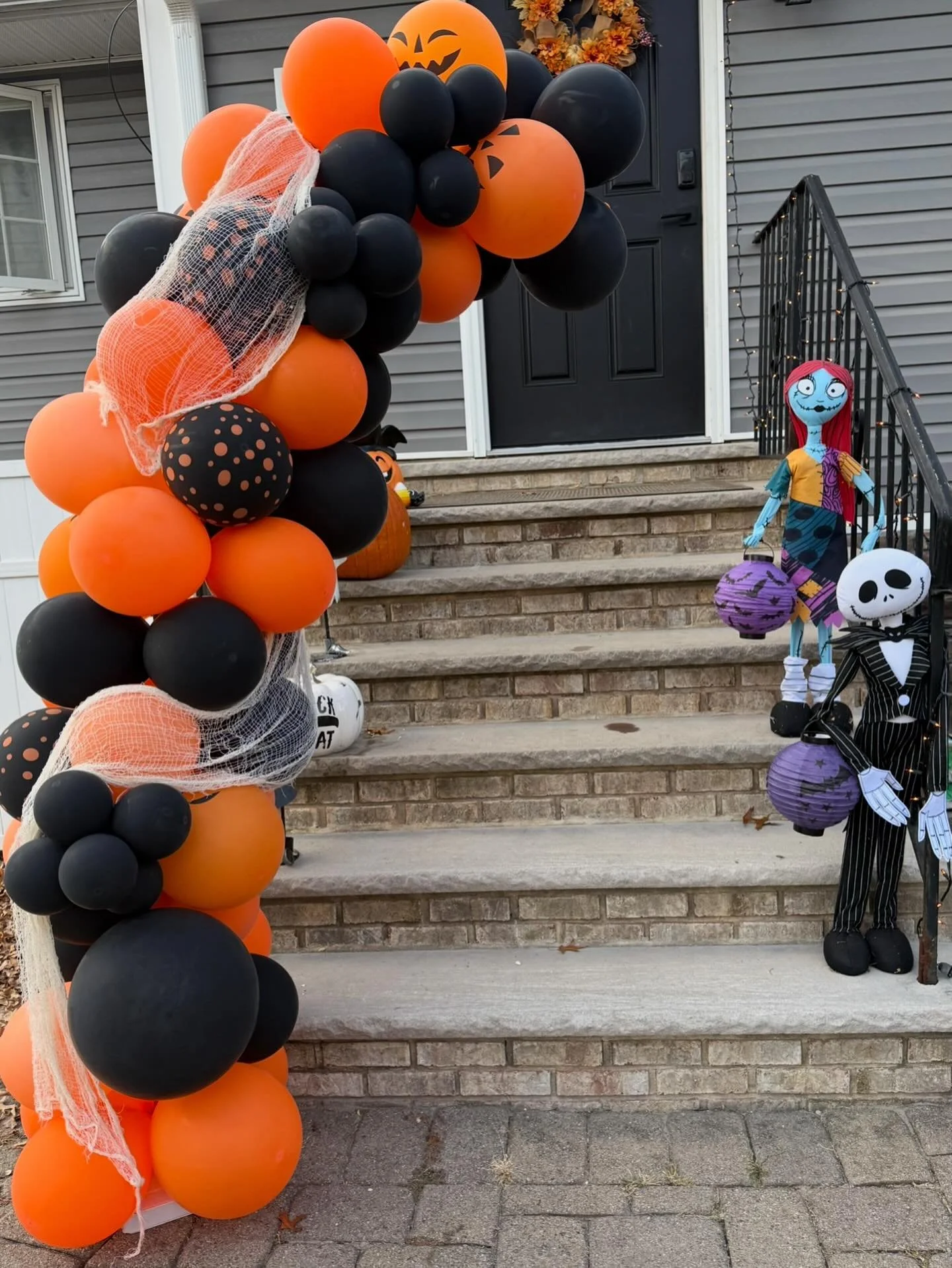 β¨π Looking for an easy way to dress up your porch or party this Halloween? πβ¨
We’re now offering stand-alone grab-and-go Halloween balloon décor starting at just $119! π§‘π€ Perfect for doorways, staircases, parties, or just to wow you