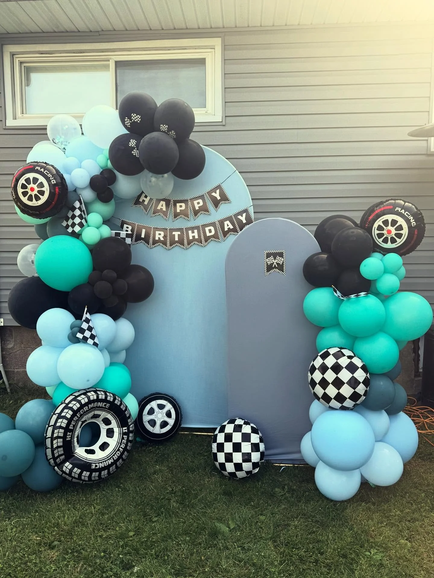ποΈπ¨ Start your engines — it’s party time! π¨ποΈ
This race-car birthday setup was all about speed, smiles, and checkered-flag fun! π
From the tire balloons to the teal and black garland, every detail was made for our little racer’
