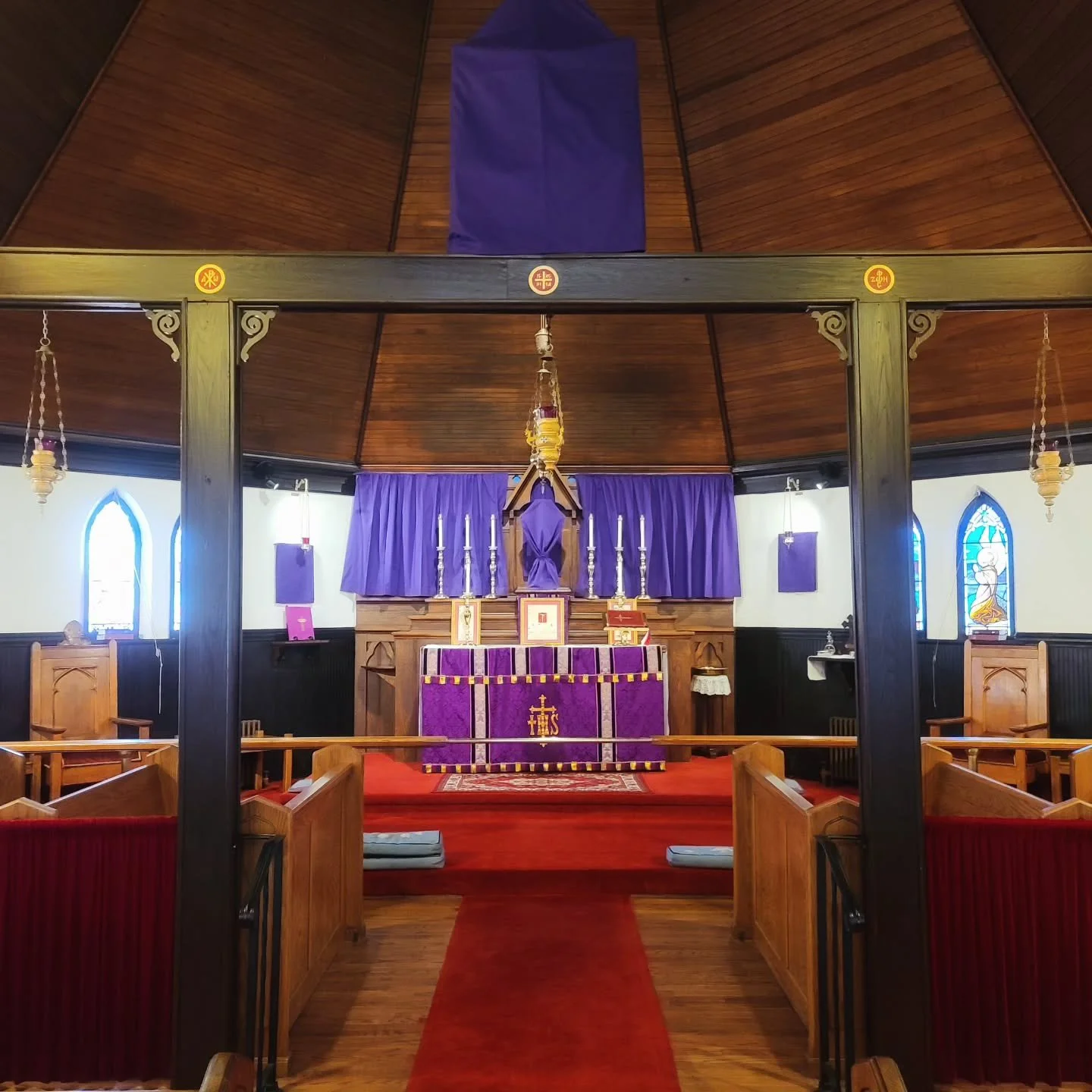 All veiled for Passiontide. Please join us tomorrow at the 10:00 Mass as the children of the parish lead us in the devotion known as "The Way of the Cross" also known as the stations of the cross.

 #SaintMarys #DioceseOfLongIsland #AngloCa