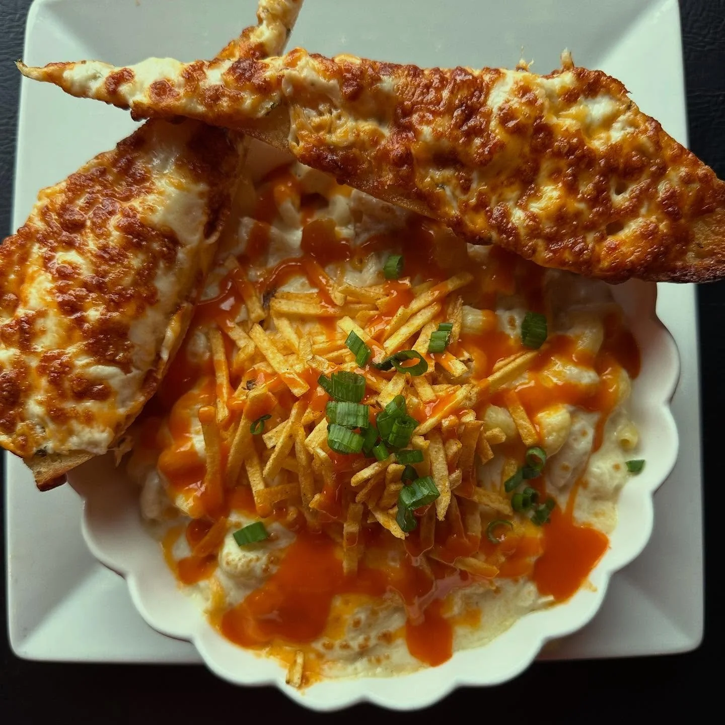 Santa Claus Parade Day! 🎄
The parade kicks off downtown at 1:30 PM, and we&rsquo;ve got the perfect warm-up waiting for you&hellip;

Buffalo Chicken Mac &amp; Cheese
served with cheesy garlic toast.
Gimme! Gimme!

Plus:
☕ Hot chocolate
☕ Specialty c