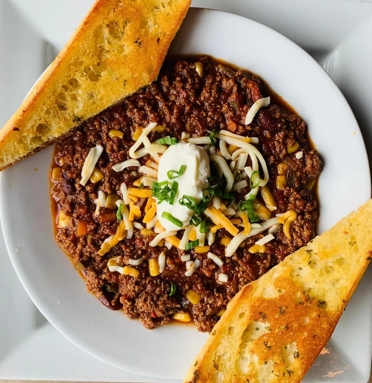 Tide me over Tuesdays - 9oz pours for 6oz price on our house Chardonnay &amp; Merlot; teams up perfectly with today&rsquo;s cozy, comfort food feature!
Hearty Beef Chili w/ shredded cheese, sour cream, green onion &amp; garlic toast! YUM!

#goofienew