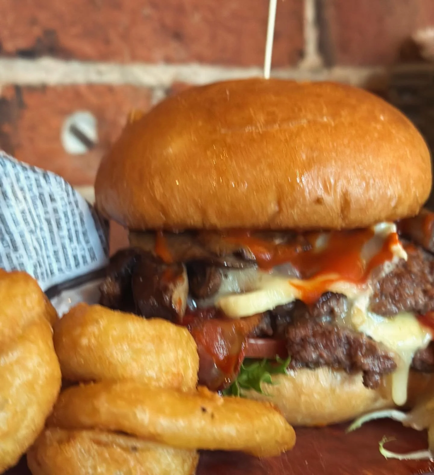 Another glorious Friday, another smash masterpiece! 

Wild Forest Melt Smash
2 x 4oz all beef smashed patties, bacon, melty brie, chipotle aioli, mixed greens, saut&eacute;ed mushrooms, tomato &amp; classic sriracha, teamed with golden onion rings on