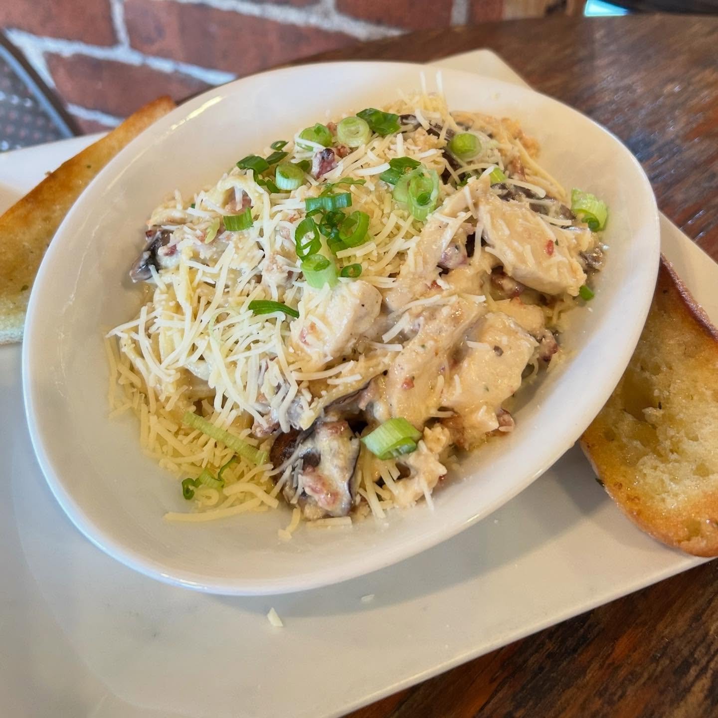 Rainy day blues? 
Nothing a delicious bowl of pasta can&rsquo;t fix!

Dig in todays feature all your guilt free Monday energy, 

Chicken Bacon Linguine Alfredo
w/ saut&eacute;ed mushrooms, fresh grated Parmesan and golden garlic toast!
Add a icey New