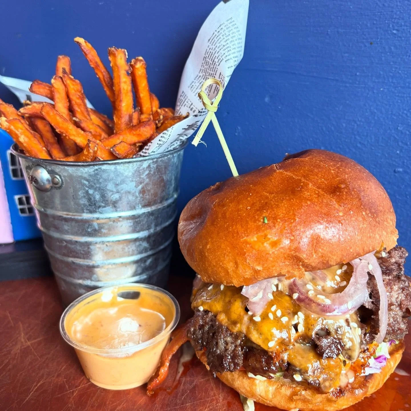 What.A.Day!!!
Sunshine and Smashers on the roster for this fine Friday!
Todays Feature Smash
Garlic- Sesame Smash
2x4oz all beef smash patties, cheddar, pickled red onion, tomato, coleslaw, bacon, garlic- sesame sauce and a sprinkle of sesame seeds; 