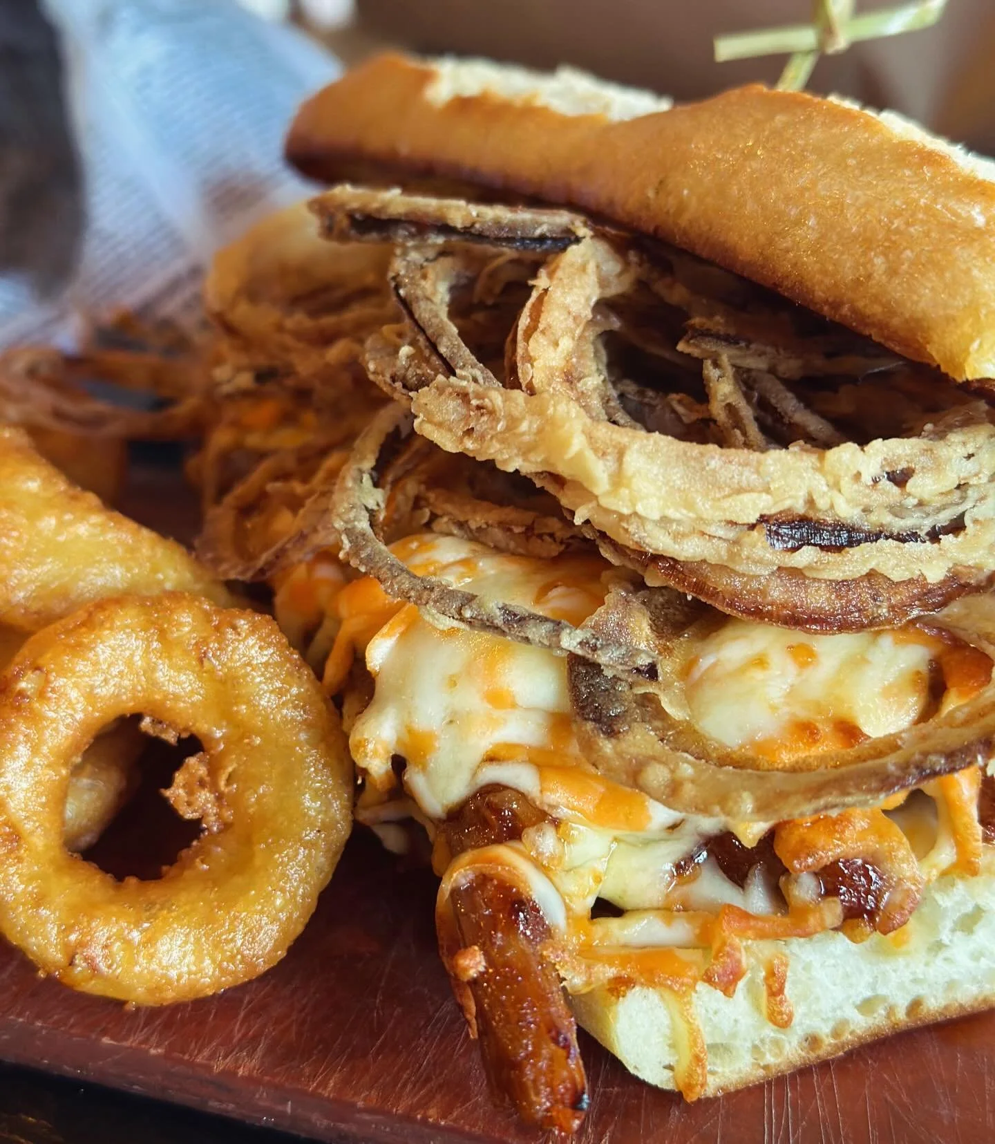 Say hello to today&rsquo;s feature  creation&hellip;
The East Coast Smokehouse Melt 
Slow-roasted whisky BBQ pulled pork, garlic butter grilled baguette, THREE melty cheeses, tangy BBQ sauce &amp; crispy fried onion straws&hellip; 
Served up with gol
