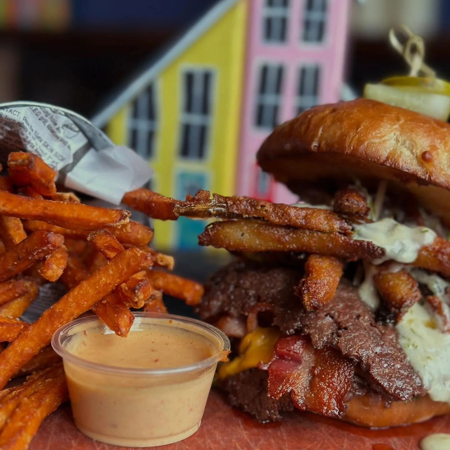 A glorious Friday and a smash burger to match&hellip;

The Dill-icious Smash
2x4 oz all beef smash patties, American cheese, bacon, lettuce, tomato, dill aioli, crispy, fried pickle &lsquo;fries&rsquo; &amp; ranch&hellip; fresh cut fries on the side!