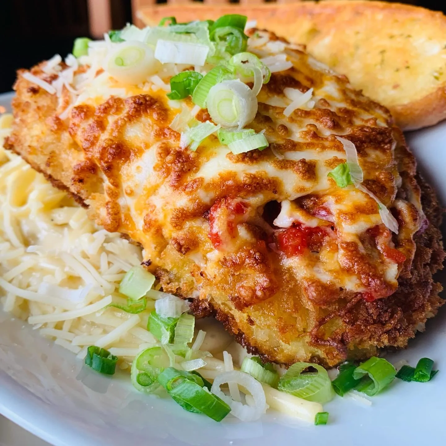RUN!!! Don&rsquo;t walk! RUN, in here for today&rsquo;s feature!
While quantities last,
Chicken Parmesan w/ classic linguine Alfredo. 
All house made and beyond delicious!!
And,
It&rsquo;s Wing Day too &hellip; $11/lb all day, every Thursday 
-Dine I