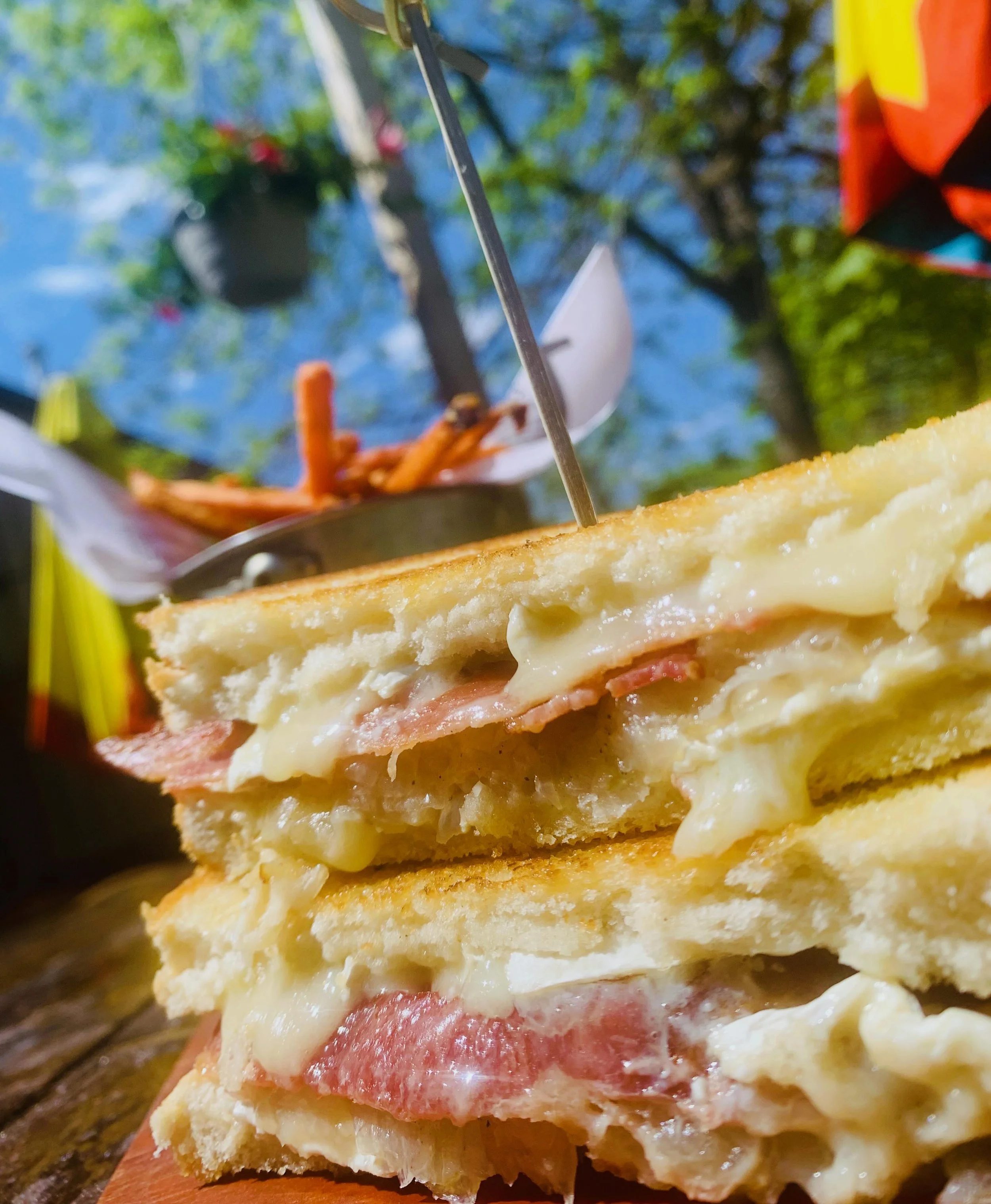 We&rsquo;re really loving this weather, even more so the linger forecast of it!
Grab a patio table, a cold one and dig into this delicious feature&hellip;
Grilled Brie &amp; Bacon Melt
w/ Caramelized onion &amp; teamed up with sweet potato fries! Yum