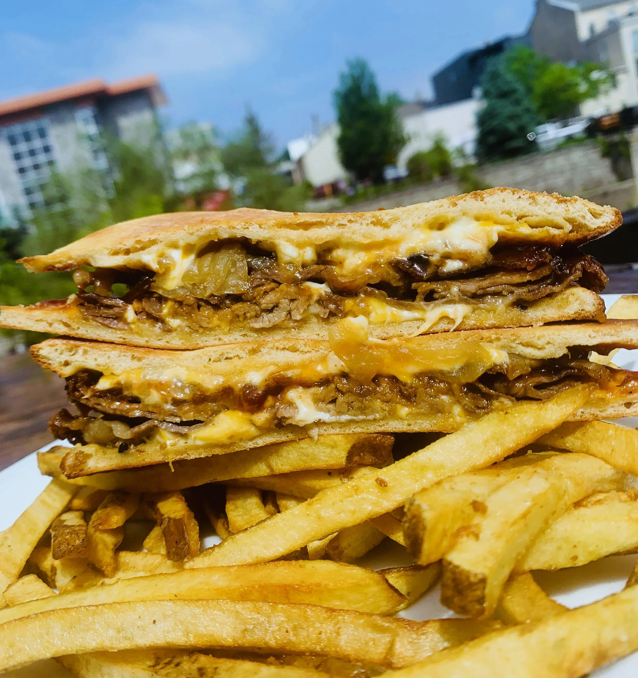 Thursdays call for great food, good friends &amp; trivia!
Treat yourself to this mouth watering feature
BBQ Steak &amp; Cheddar Melt
w/ Caramelized onions, whisky bbq sauce &amp; garlic aioli. The perfect, sea salt tossed fresh cut fries in the side.
