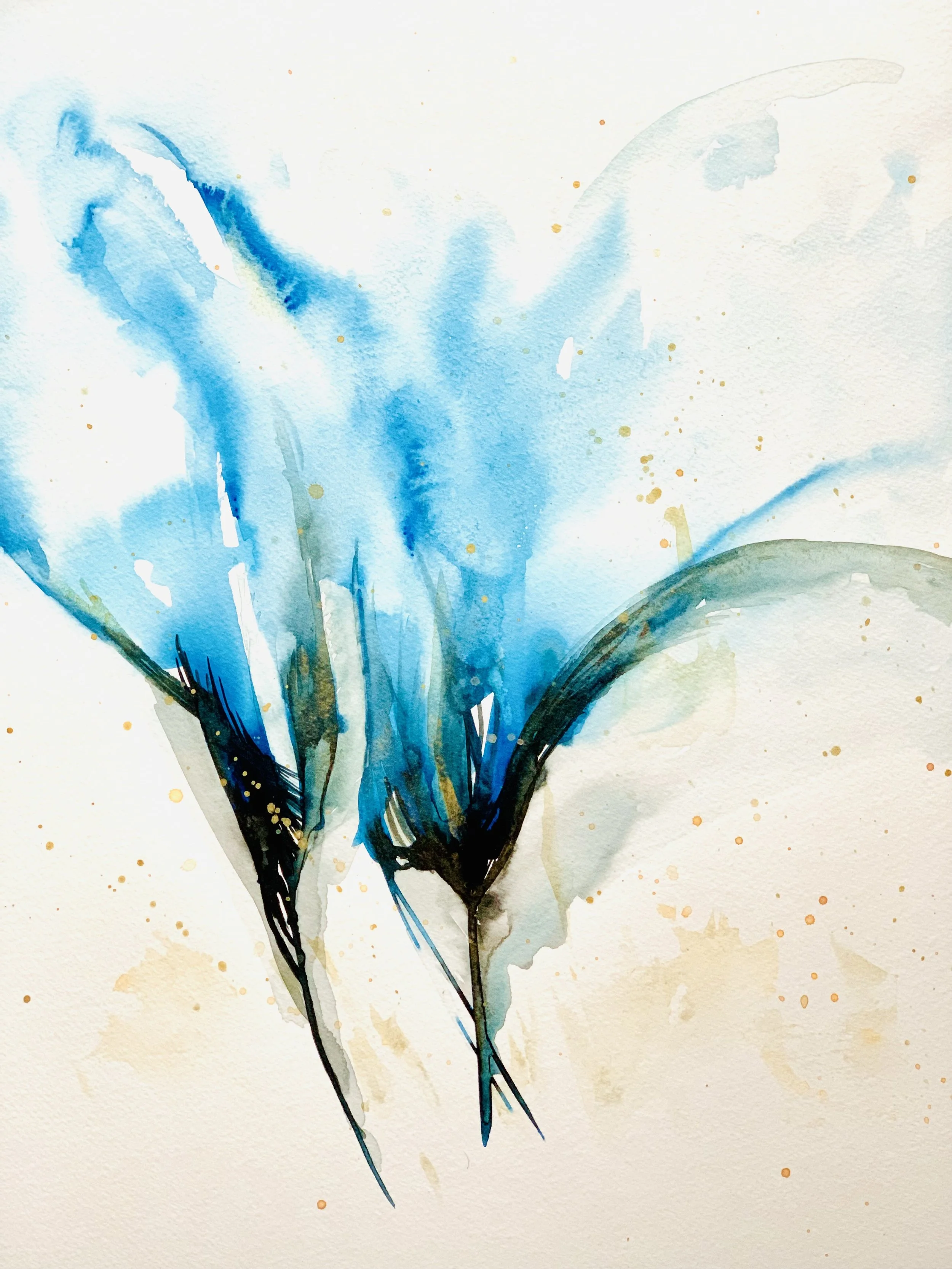 Aquarellmalerei einer blauen Blume mit schwarzen und grünen Konturen auf weißem Hintergrund.