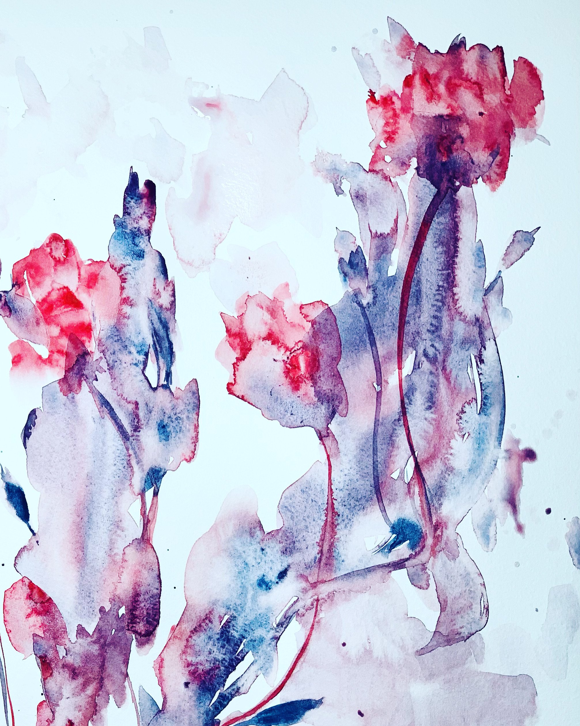 Aquarellierte Blumen in Rot, Blau und Lila