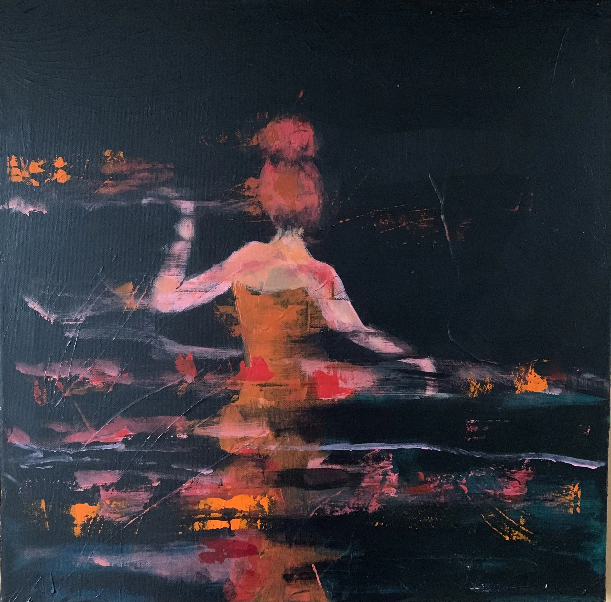 Abstraktes Gemälde einer tanzenden Frau mit erhobenen Armen, in warmen Rottönen und Orangetönen, vor dunklem Hintergrund.