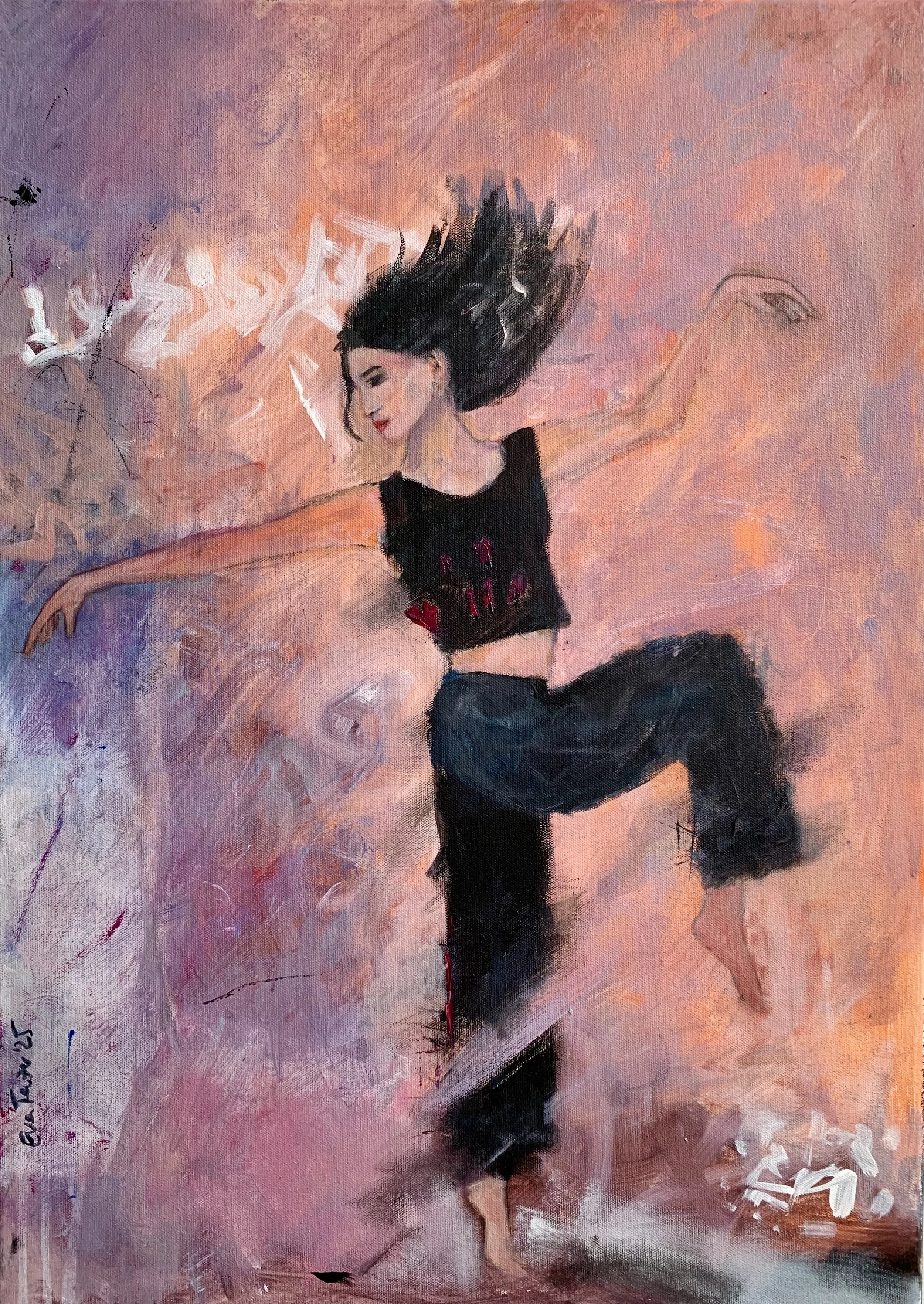 Malerei eines tanzenden jungen Mädchens mit schwarzen Haaren, schwarzes Top und Hose, in Bewegung präzisiert im abstrakten Hintergrund in Rosa, Lila und Orange.