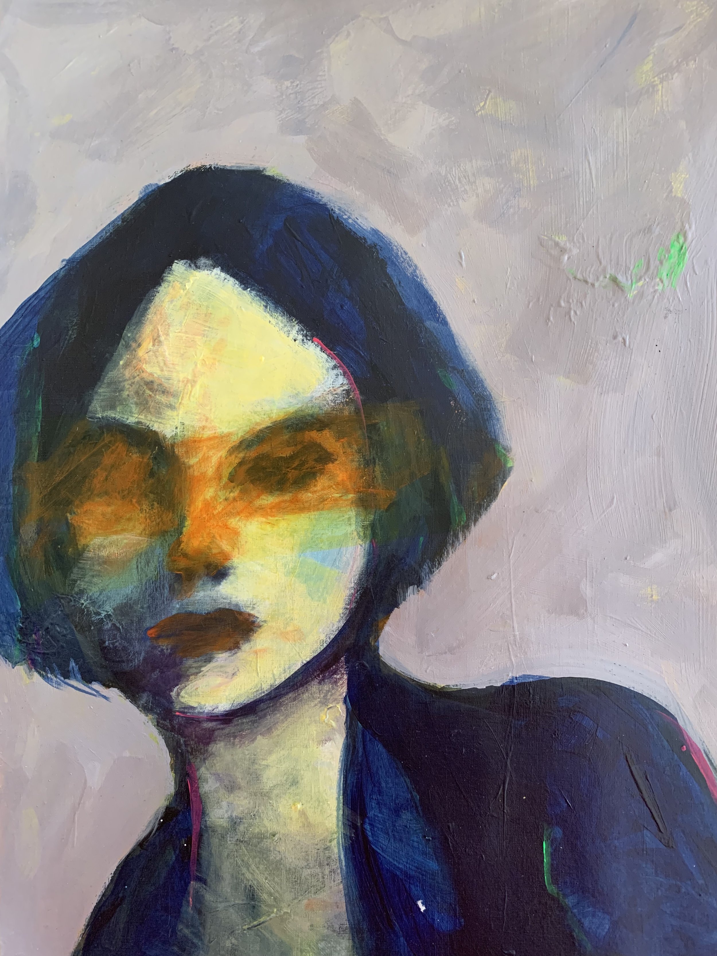 Abstraktes Porträt einer Frau mit dunkelblauem Haar, gelben und orangefarbenen Gesichtsnuancen auf hellrosa Hintergrund. Sie strahlt Eigensinn und Stärke aus