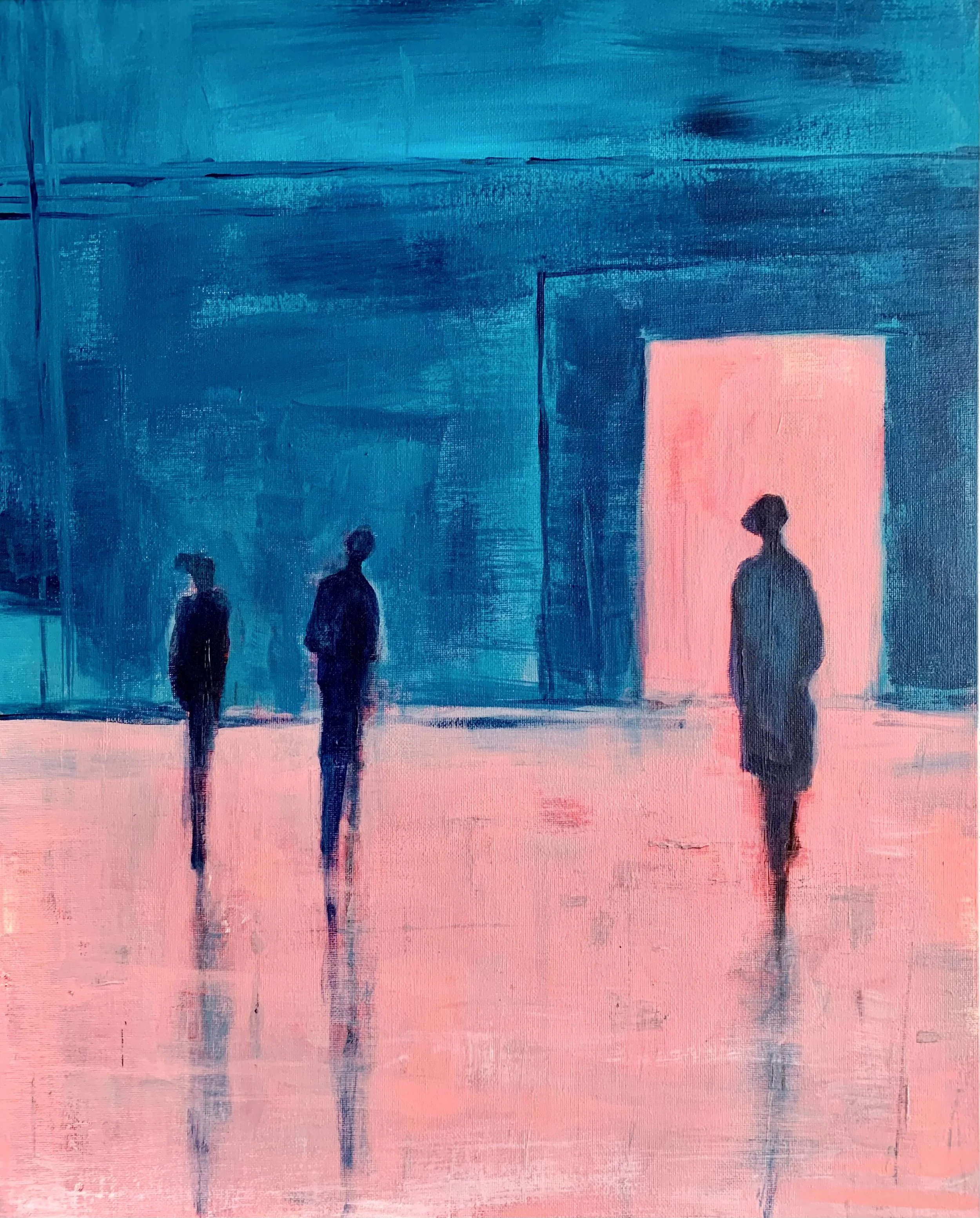 Abstraktes Gemälde mit drei stilisierten Figuren vor einer blauen Gebäudefassade und einem pinken Eingang.
