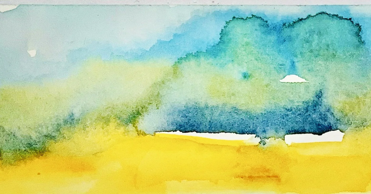 Aquarell mit blauen Wolken, grünen Hügeln und einer gelben Landschaft.