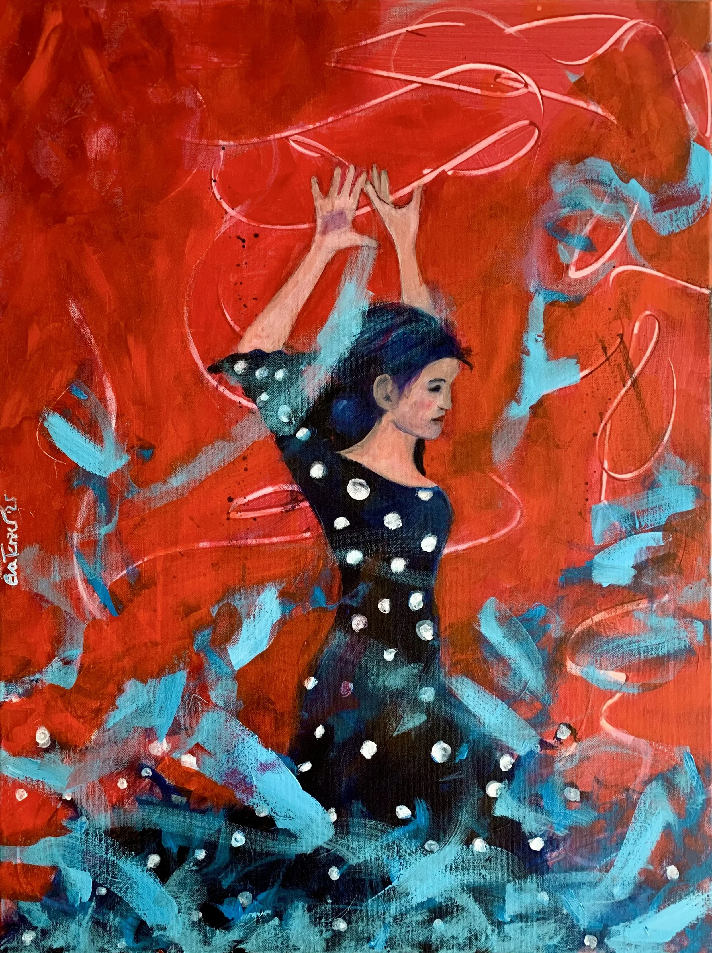 Eine Frau trägt ein schwarzes Kleid mit weißen Punkten und ist umgeben von blauen und roten Pinselstrichen. Sie hebt die Arme hoch, während sie in einer kreativen, abstrakten Umgebung steht.