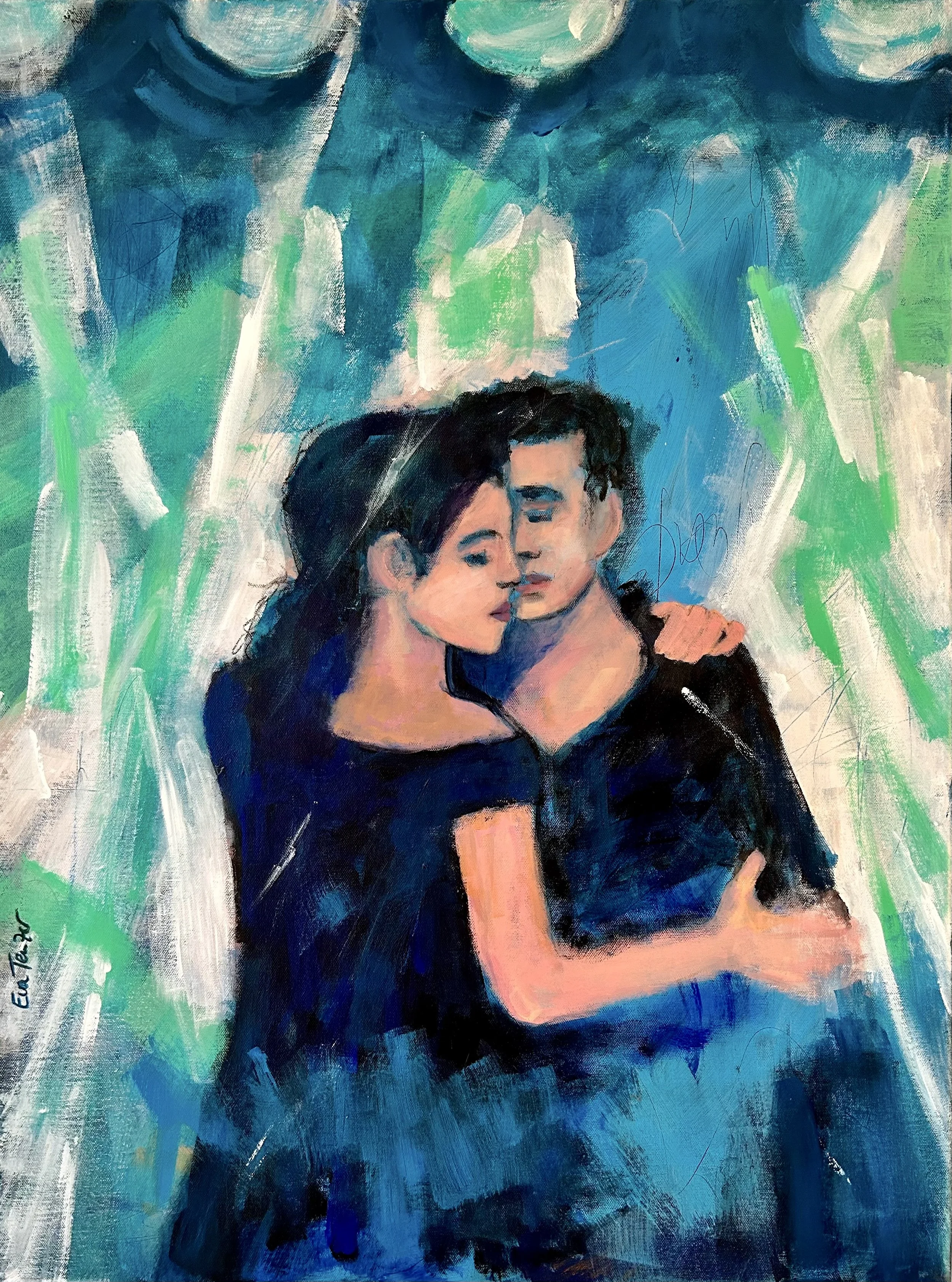 Ein Gemälde eines Paares, das eng umarmt ist, mit geschlossenen Augen, vor einem bunten, abstrakten Hintergrund in Blau- und Grüntönen.