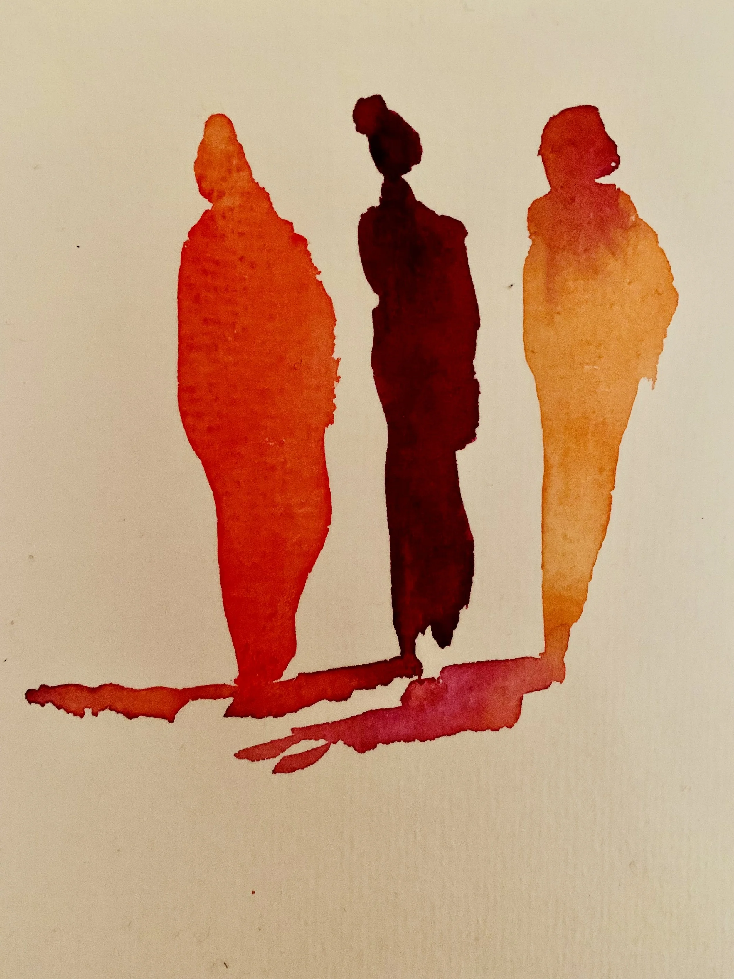 Drei abstrakte wasserfarbige Silhouetten von Menschen in Rot-, Dunkelrot- und Orangefarben stehen nebeneinander auf weißem Hintergrund.