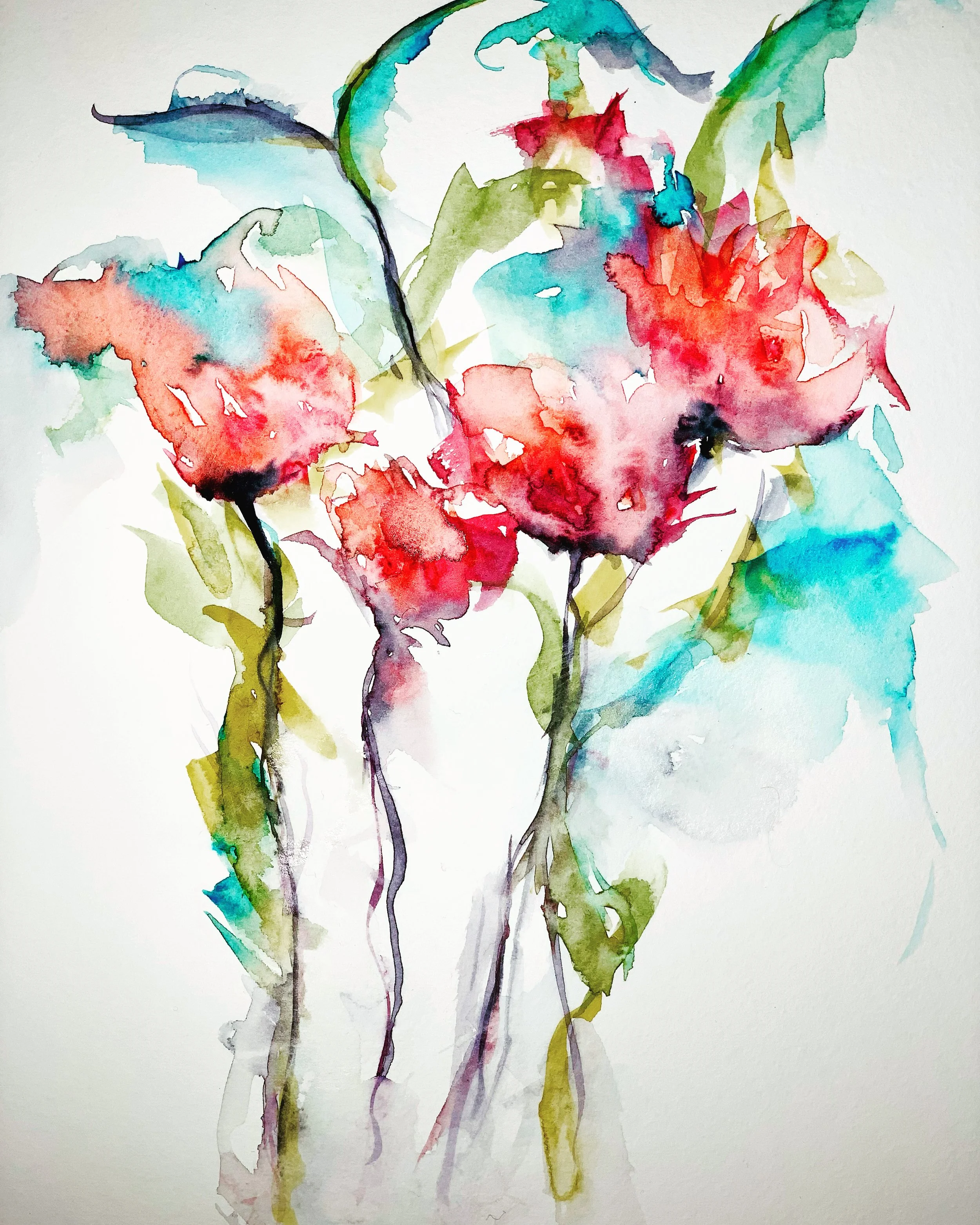 Aquarellbild von roten Blumen mit grünen Stielen und blauen Akzenten auf weißem Hintergrund.