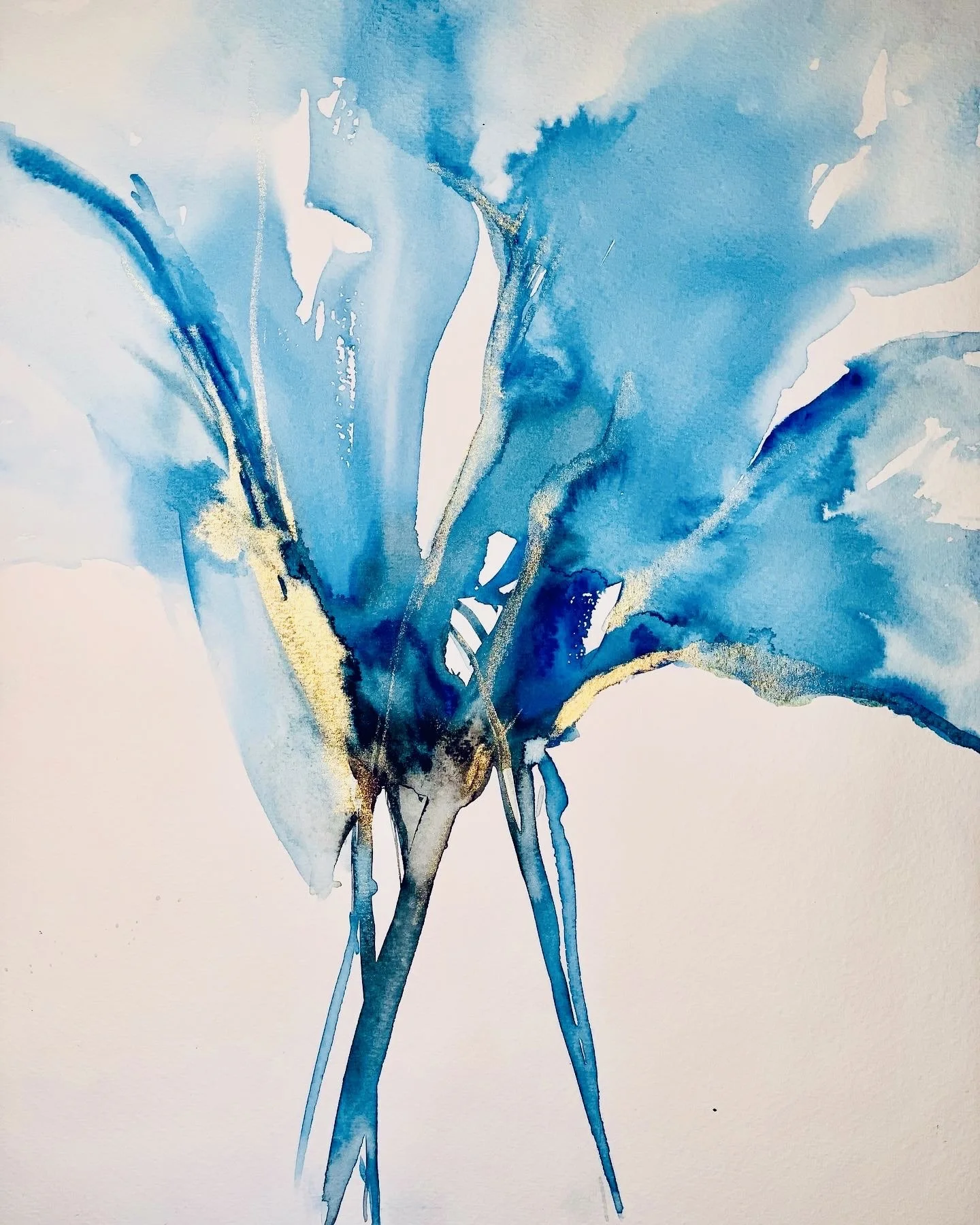 Aquarellmalerei in Blau- und Goldtönen, abstrakte Formen, die an Blumen oder Pflanzen erinnern.