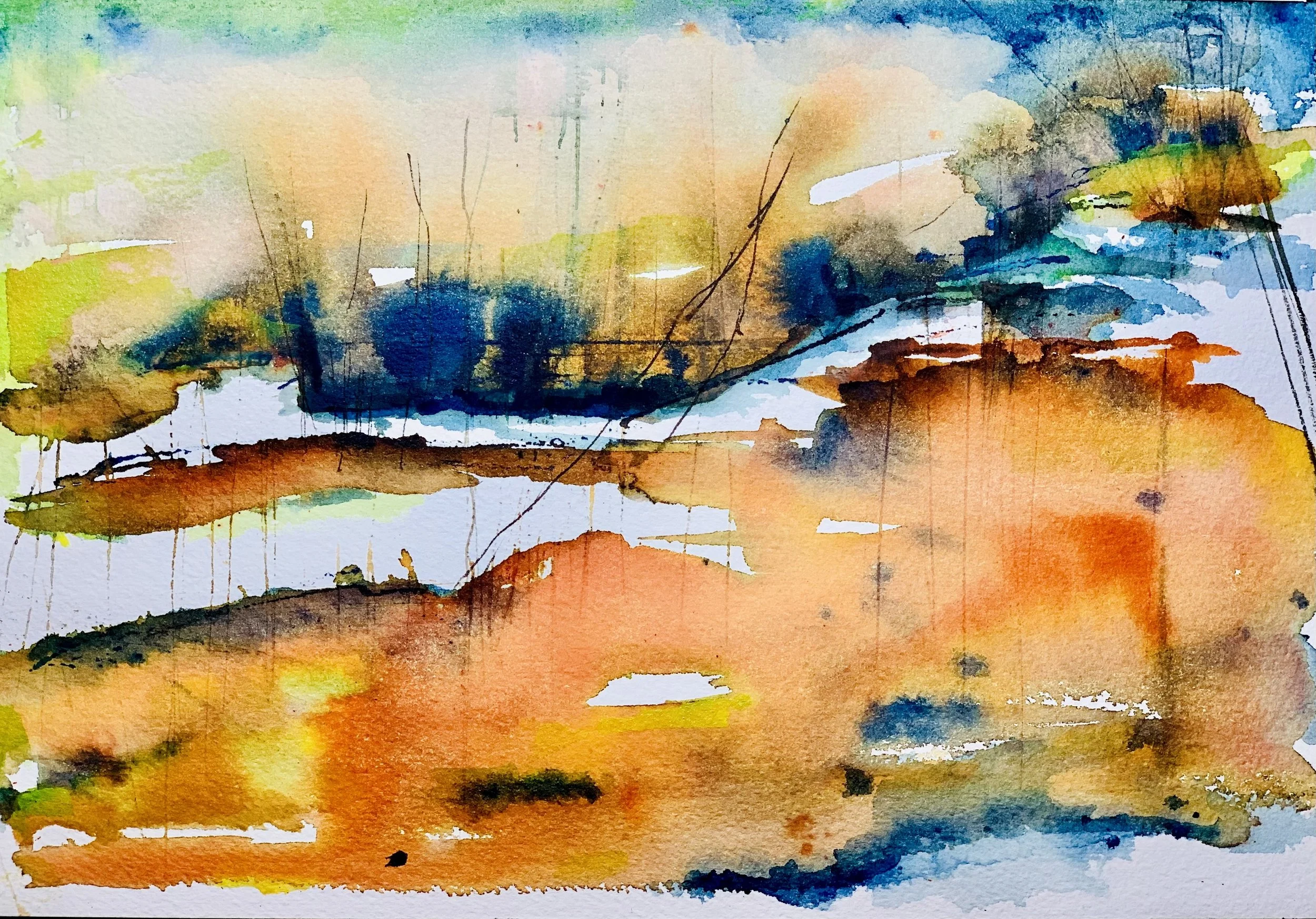 Aquarellmalerei mit warmen Orange- und Brauntönen, kombiniert mit blauen und grünen Akzenten, abstrakte Landschaftsdarstellung.