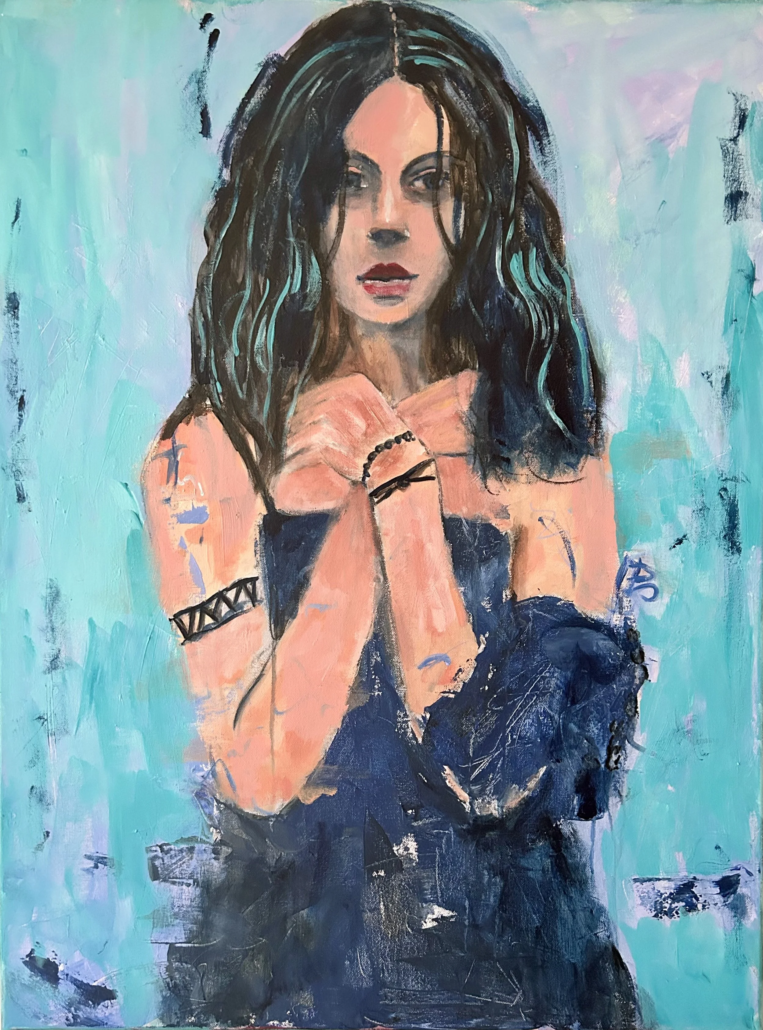 Ein Gemälde einer jungen Frau mit langen, dunklen, gewellten Haaren, die in die Kamera blickt. Sie trägt dunkle Kleidung und mehrere Armbänder. Der Hintergrund ist in hellen Blau- und Grüntönen gehalten.