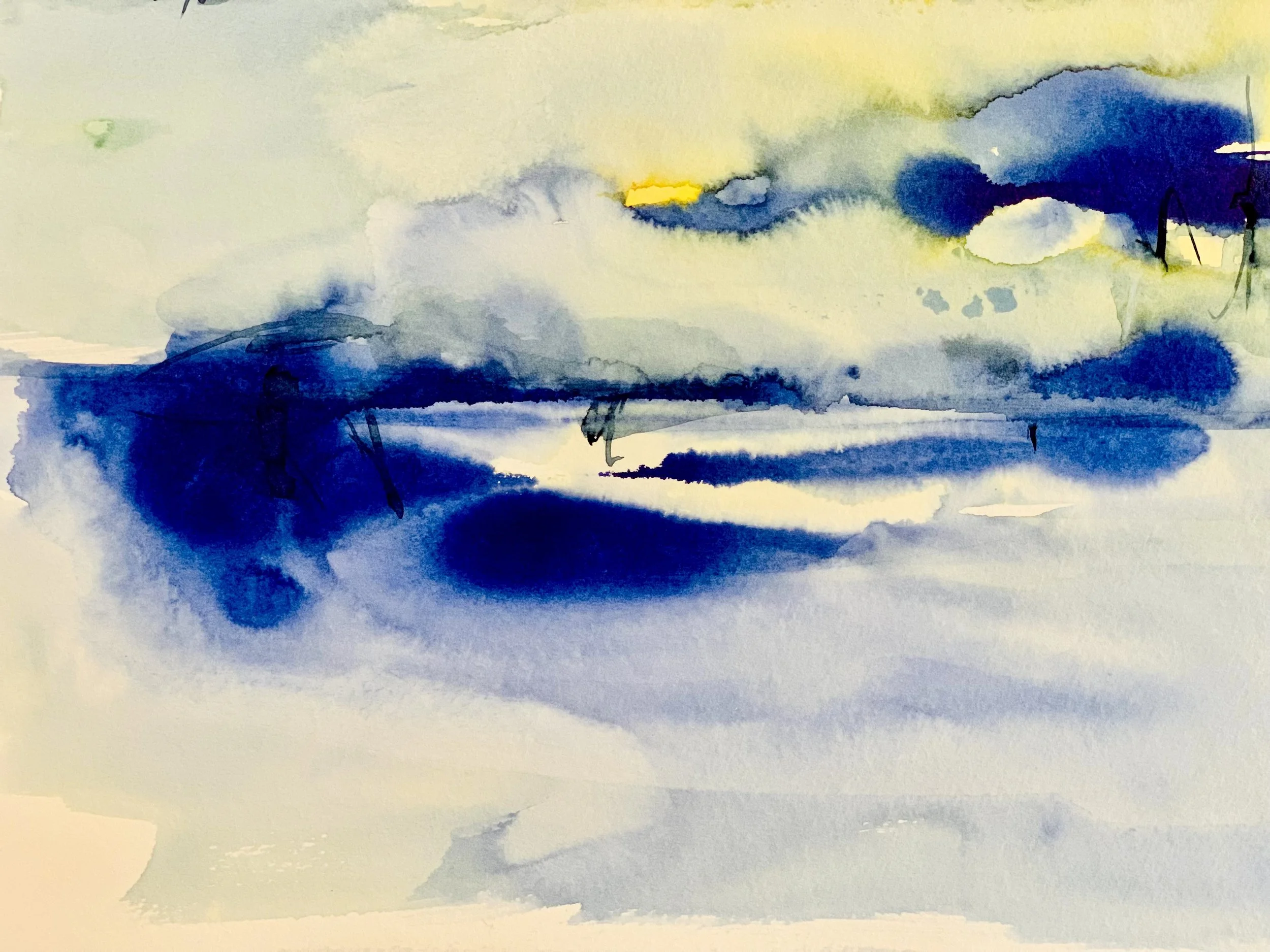 Abstraktes Wasserfarbenbild mit blauen, gelben und grünlichen Tönen