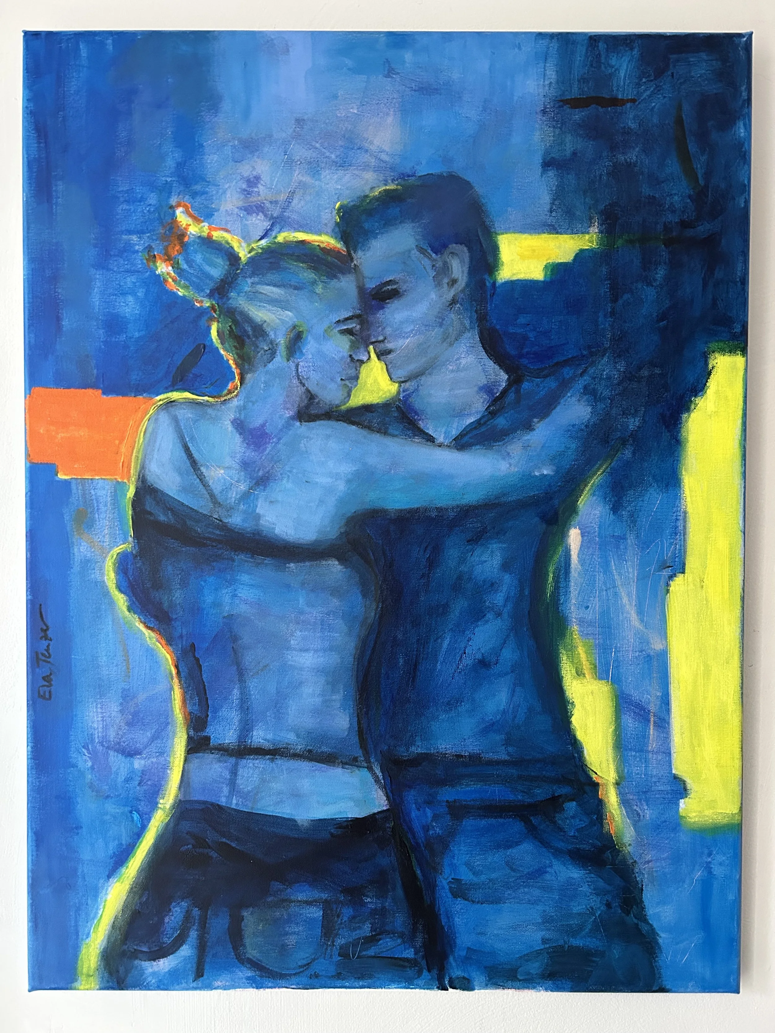 Ein abstraktes Gemälde von einem Mann und einer Frau, die sich küssen, mit blauer Farbpalette und leuchtenden Akzenten in Orange und Gelb.