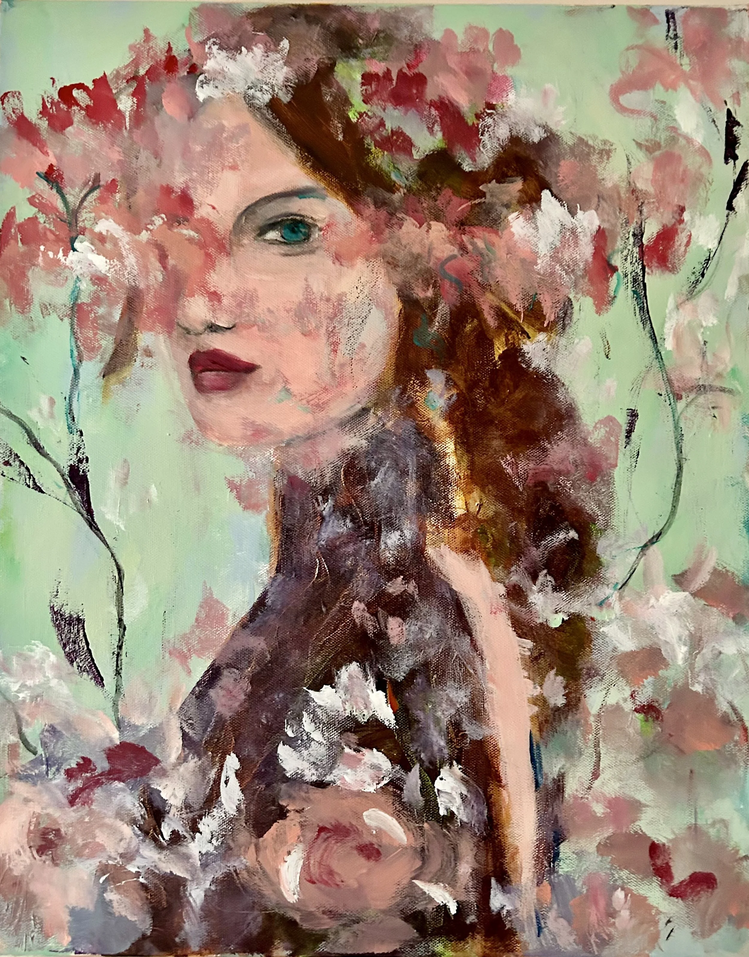 Ein abstraktes Gemälde einer Frau mit langen braunen Haaren und blauer Augen. Der Kopf ist von rosa Blüten umgeben, die sich wie ein Blütenkranz um das Gesicht ziehen. Der Hintergrund ist grün mit schwarzen Linien und weißen Pinselstrichen.