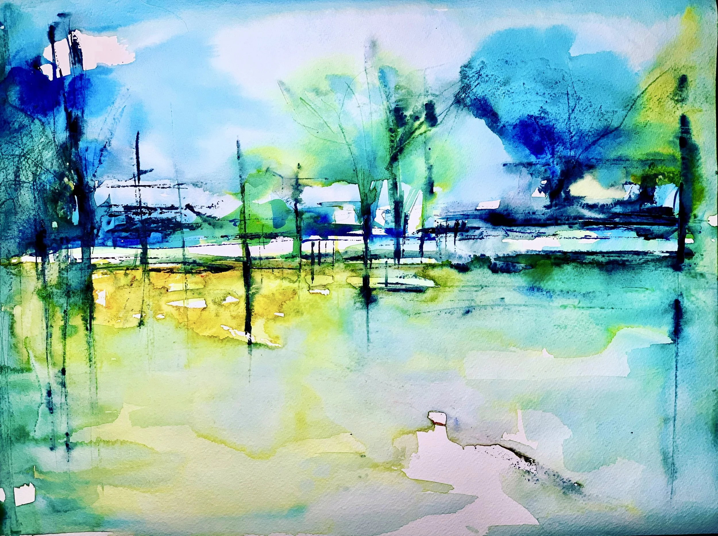 Aquarellmalerei mit Bäumen in Blau, Grün und Gelb, abstrakte Landschaft mit Wasser und Himmel