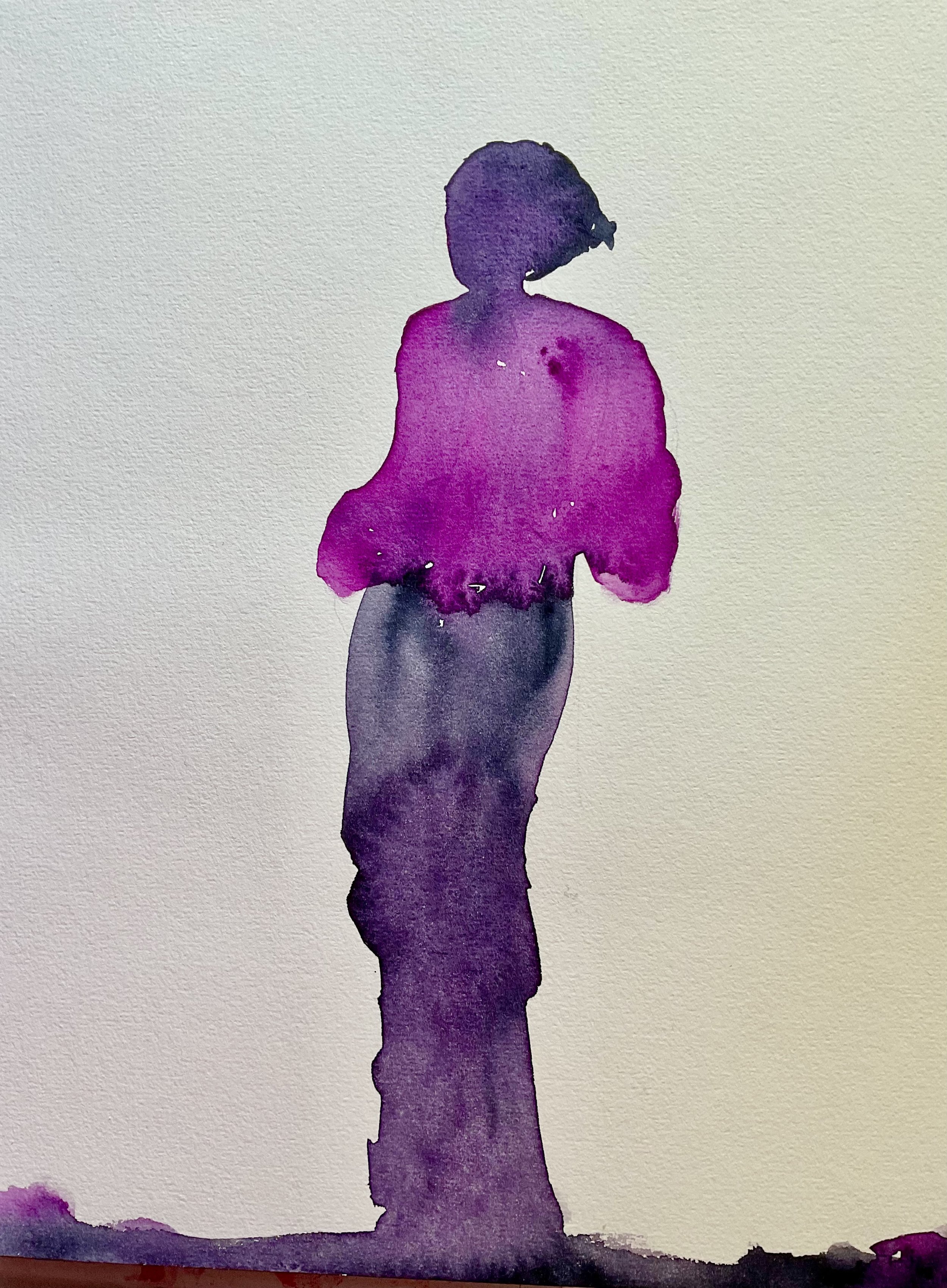 Aquarellzeichnung einer stehenden Person mit kurzen Haaren, in Pink- und Lilatönen, vor hellem Hintergrund.