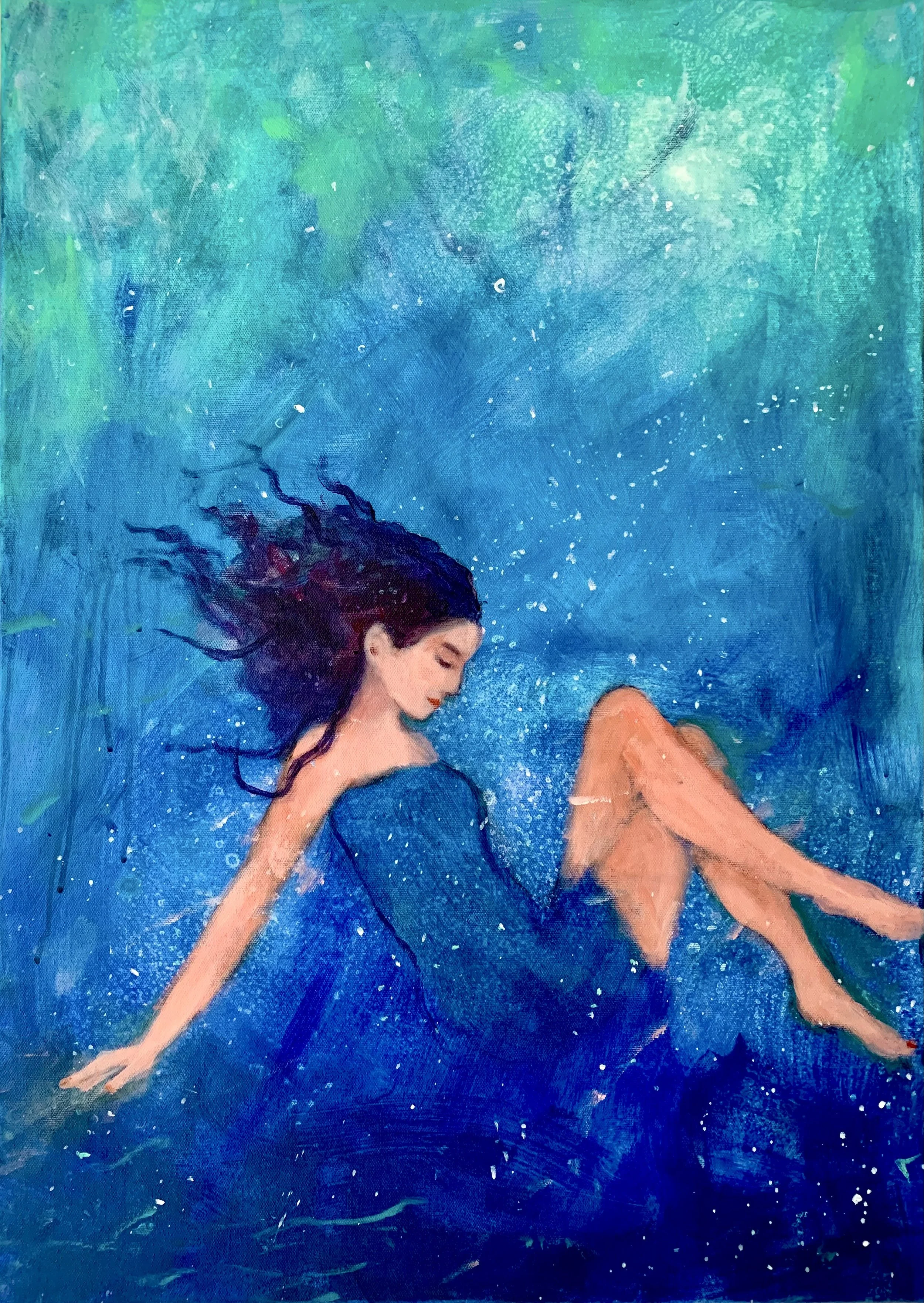 Aquarellmalerei eines Mädchens mit langen dunklen Haaren, das im Wasser sitzt, umgeben von blauen und grünen Farbtönen, vermittelt eine ruhige, träumerische Atmosphäre.