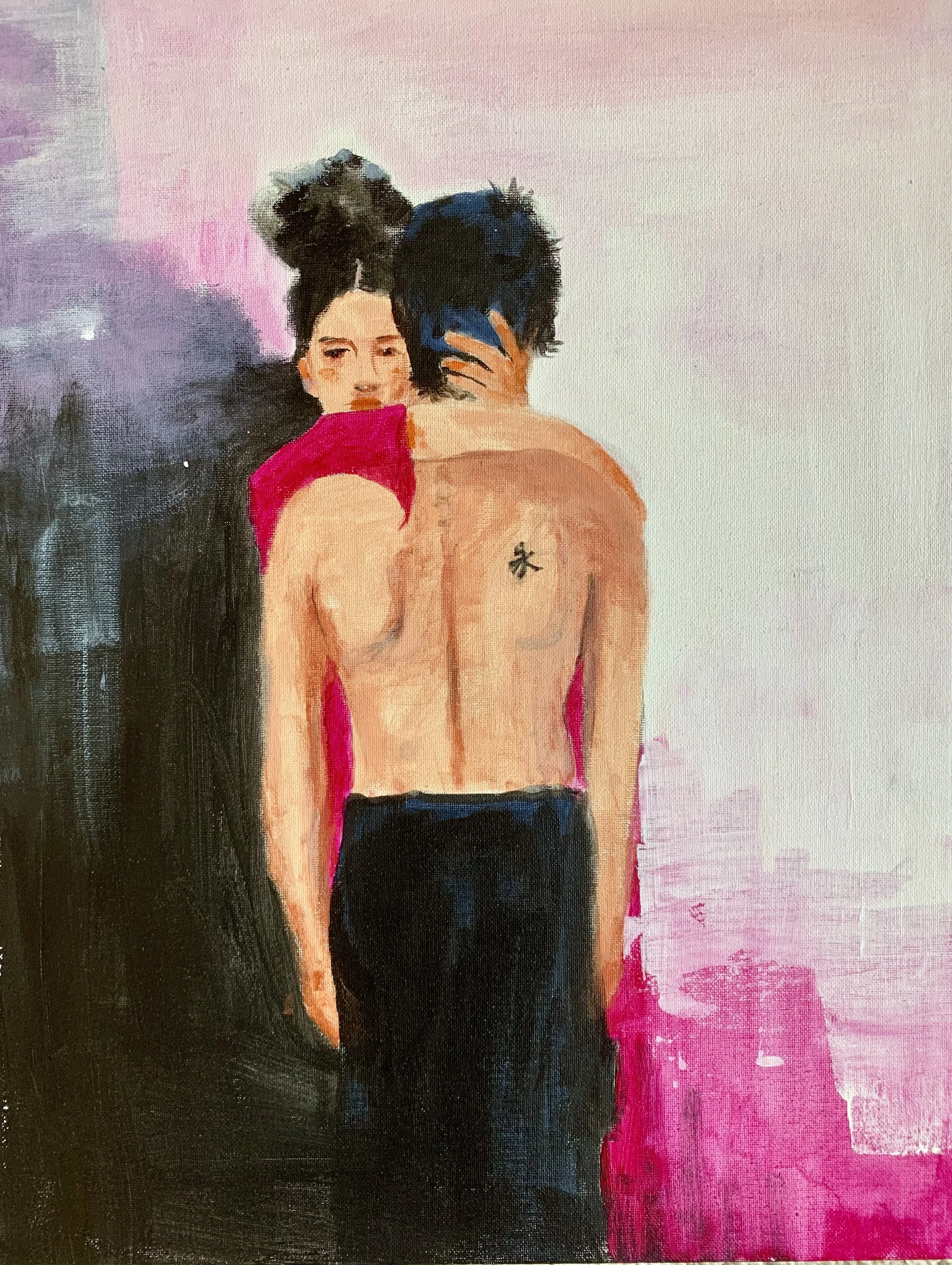 Ein Mann mit Tattoos auf dem Rücken, ohne Hemd, umarmt eine Frau mit dunklen Haaren, die eine rote Kleidung trägt. Das Paar steht vor einem pastellfarbenen Hintergrund.