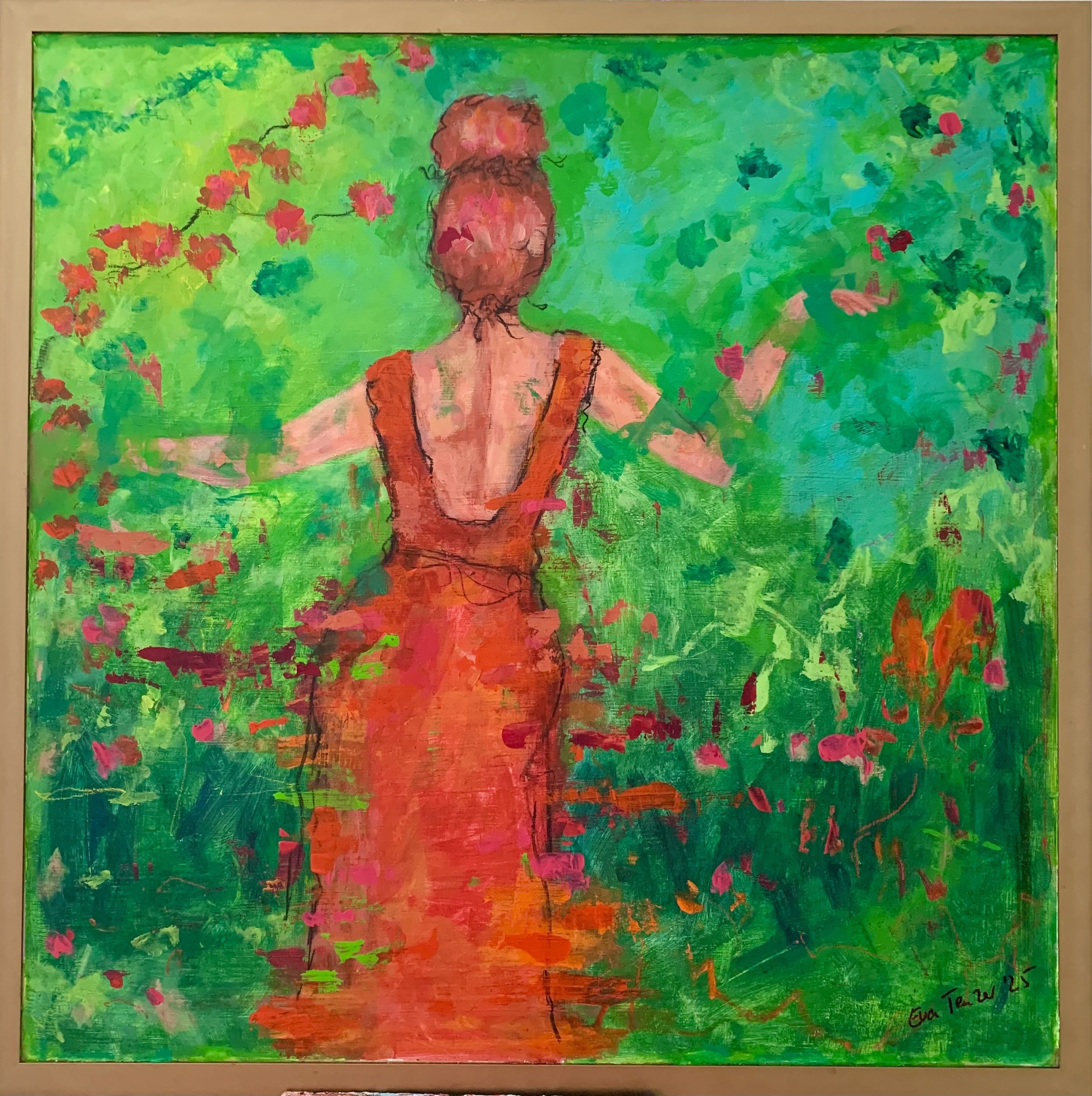 Aquarellgemälde einer Frau in einem orangefarbenen Kleid mit offenem Rücken, die in einem grünen Garten mit roten und pinkfarbenen Blumen steht.