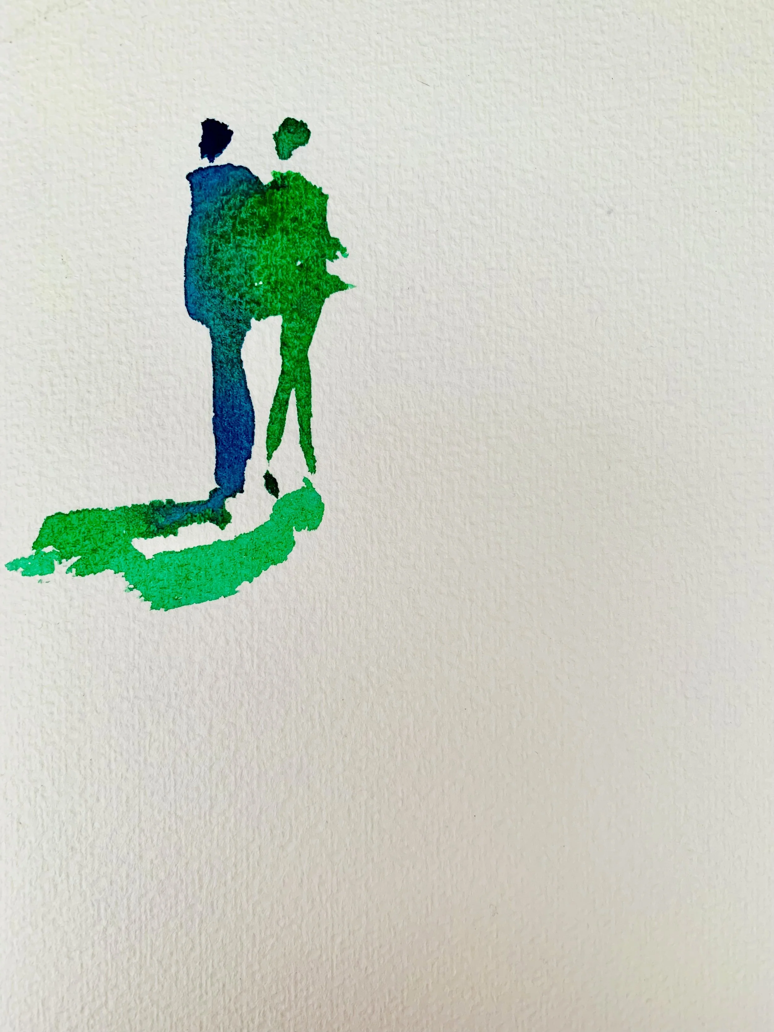 Malerische Wasserfarbezeichnung eines Paares, das sich umarmt, vor weißem Hintergrund.