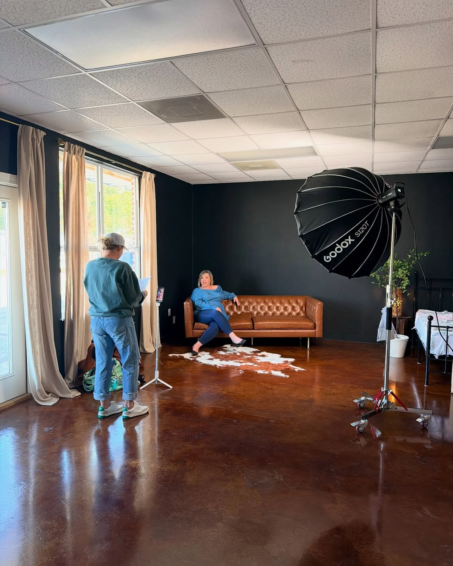 Just finished an amazing shoot with Lindsey from @mainstreetcollectivems and we can&rsquo;t wait to edit everything! 

📸 @that_gluten_free_photographer 
🎥 @bourntocreate 
📍 @thestudiocollective.ms 

#behingthescenes #bts #photoshoot #headshots #co