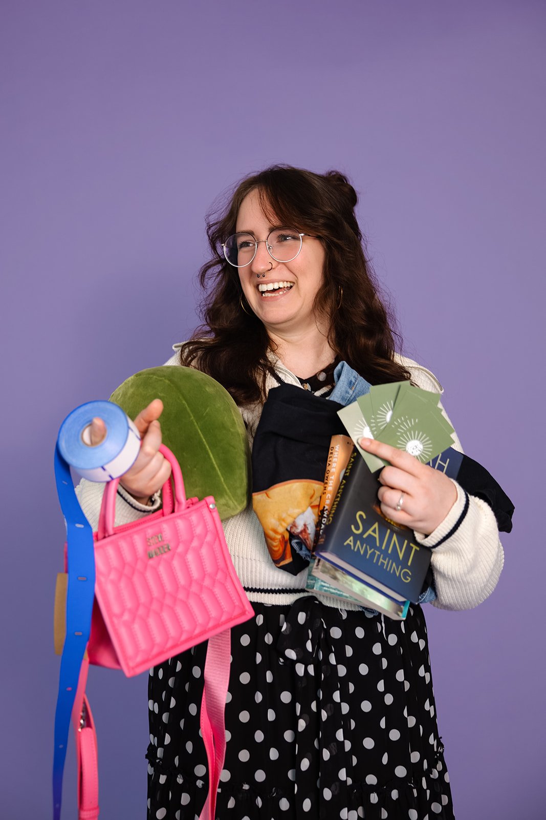 Person smiling, holding a sign with 'Sunray + Olive' on an orange background.