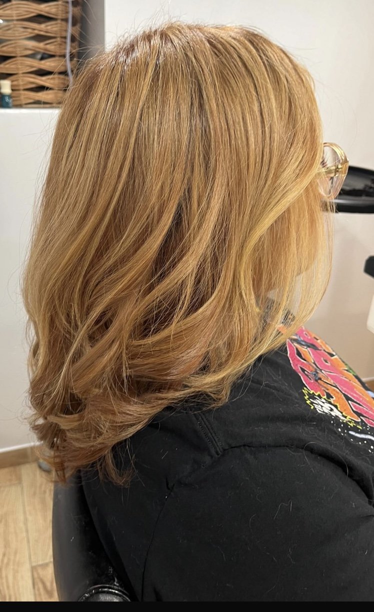 Balayage cobrizo en cabello medio ondulado