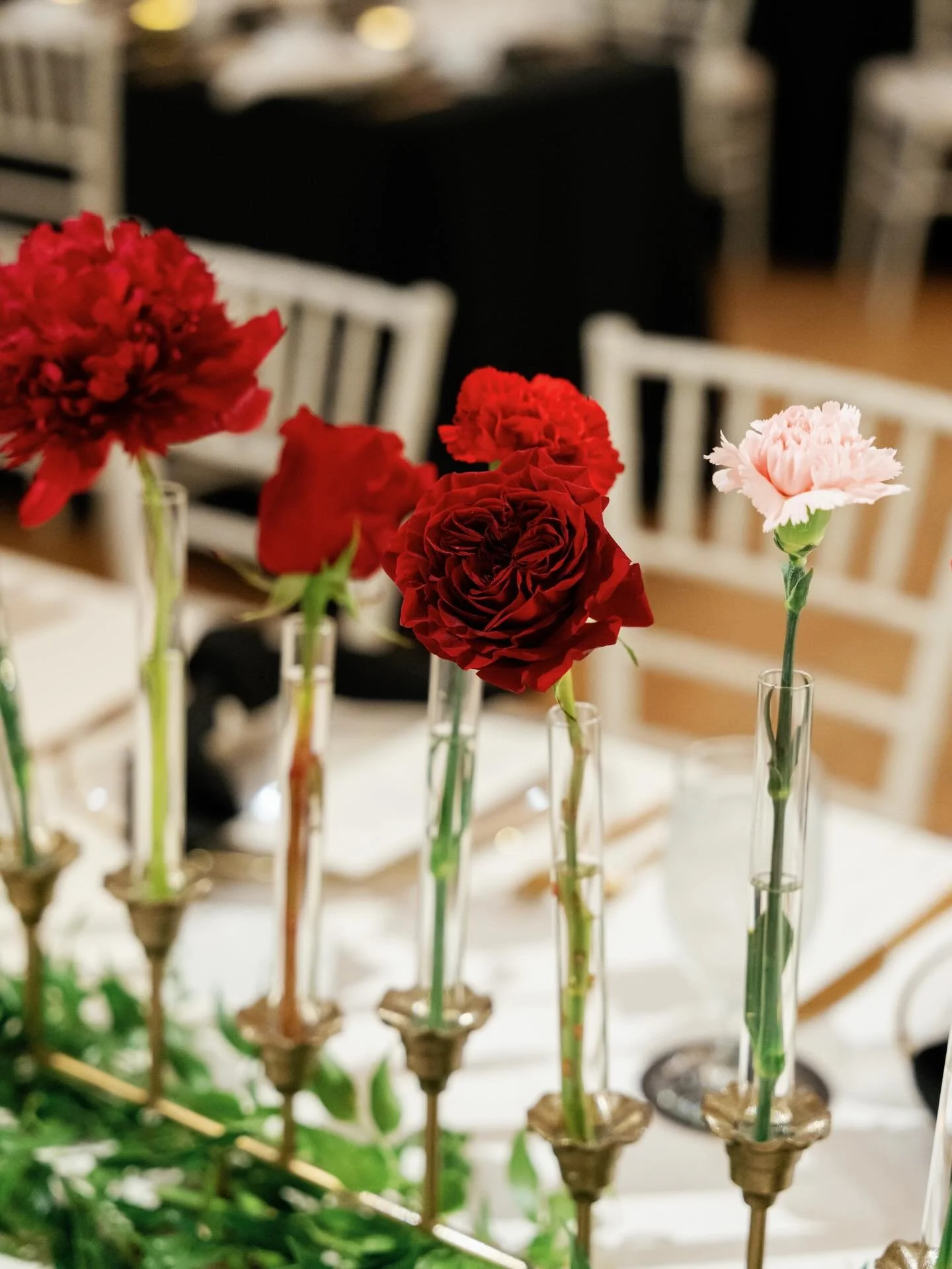 happy valentines from the dreamiest floral design by @maieflorals !!! 

B&amp;G: @brittany.rush.shockley @ershockley 
Florist: @maieflorals 
Photographer: @outlandweddings 
Coordination: @dandeliongrove.co 
Venue: @thehallondragon