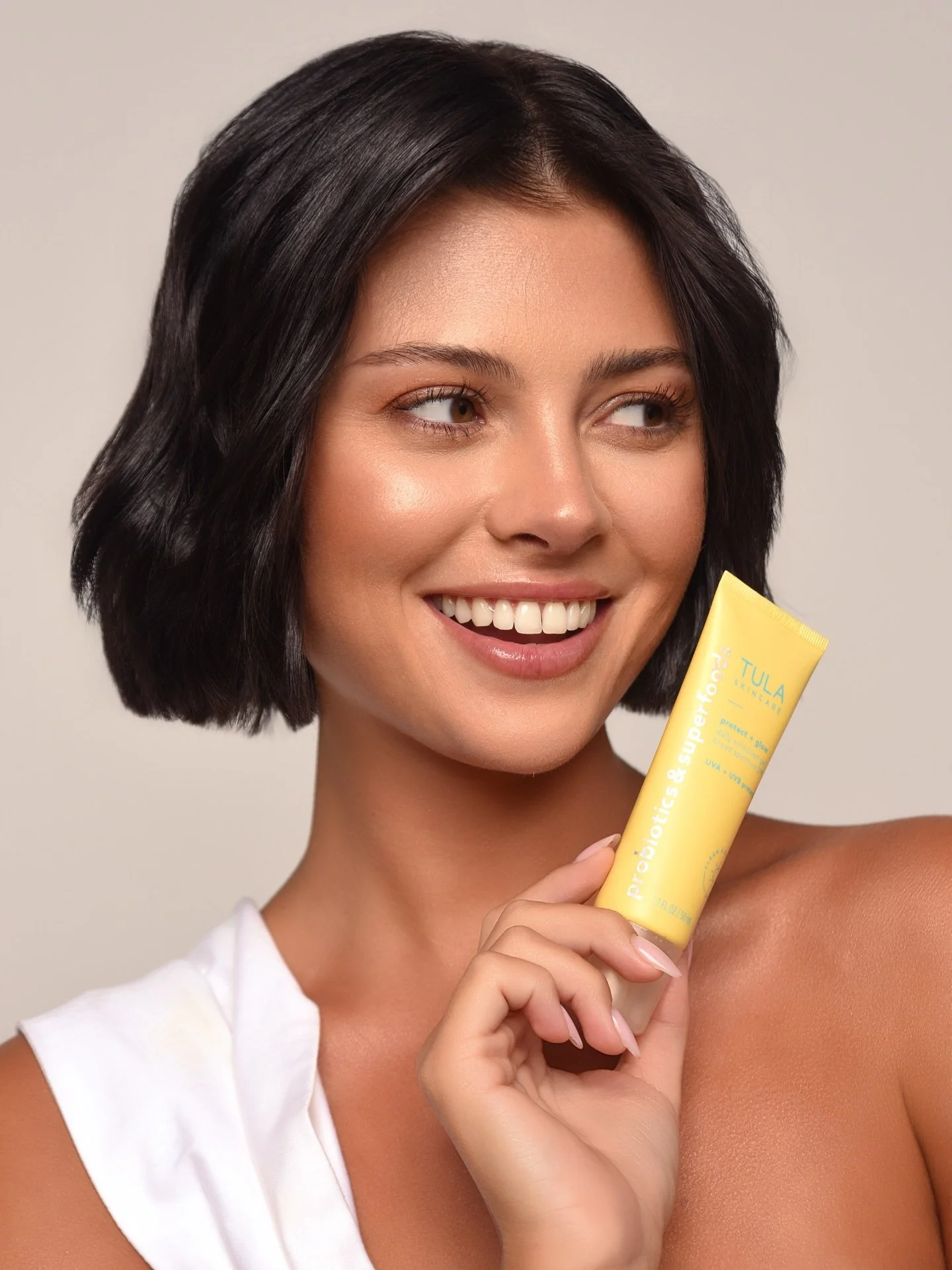 Just because it&rsquo;s winter, don&rsquo;t forget your SPF ☀️

My all time favorite sunscreen is the @tula Protect + Glow Daily Sunscreen Gel. This works beautifully under makeup, but just on its own, makes your skin SO glowy and radiant! 
Not an ad