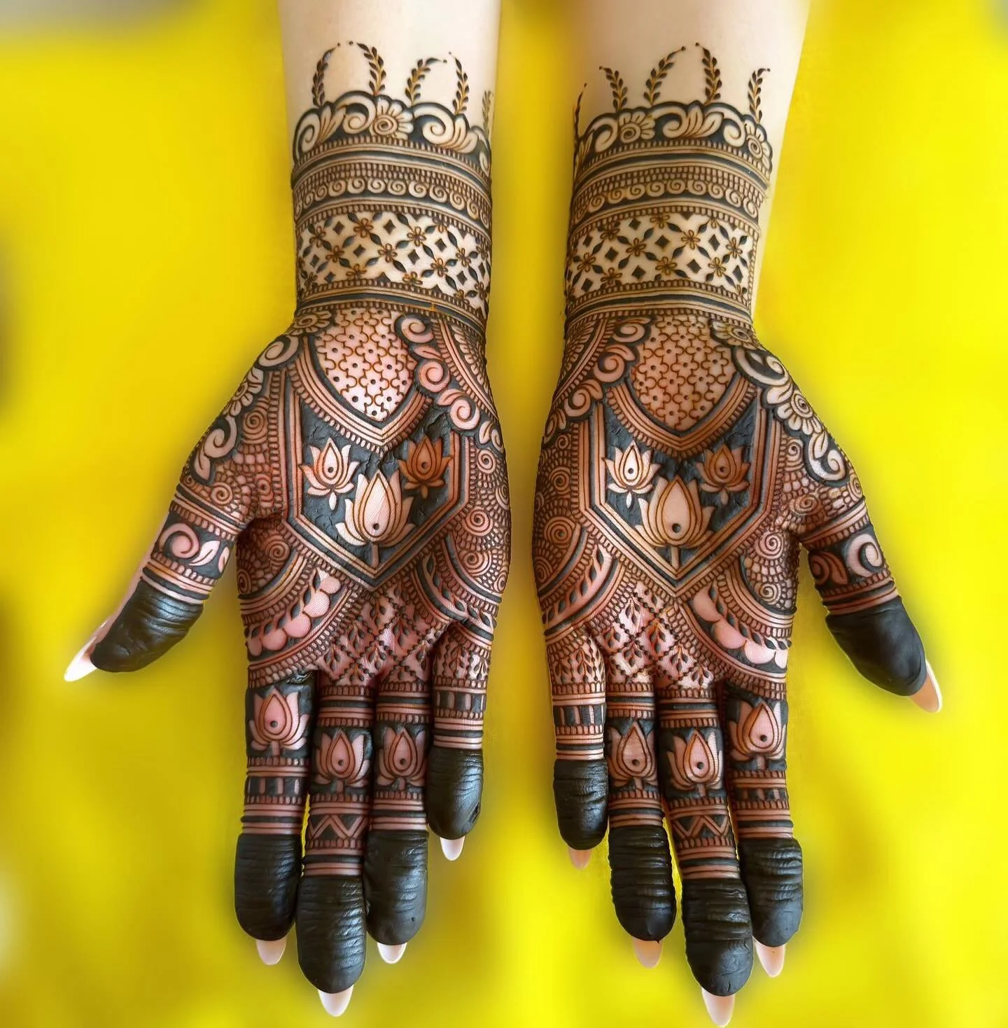 Aqsa&rsquo;s Walima Mendhi🌸
#bridalmendhiartist #ukmendhiartist #ukbridalartist #northwestmendhiartist #northwesthennaartist #manchestermendhiartist #manchesterhennaartist #boltonhennaartist #boltonmendhiartist #pakistanibridalhennauk