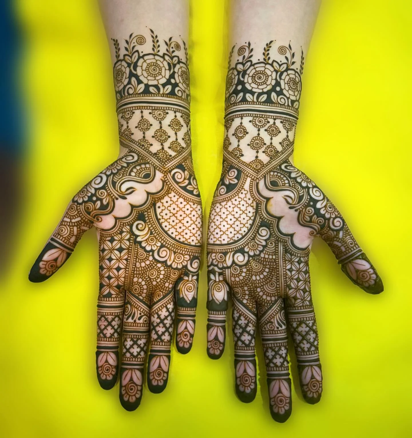 Zahirah&rsquo;s Bridal Mendhi🌸
#hennaartists #mehendiartist #ukhennaartist #ukmehendiartists #ukbrides