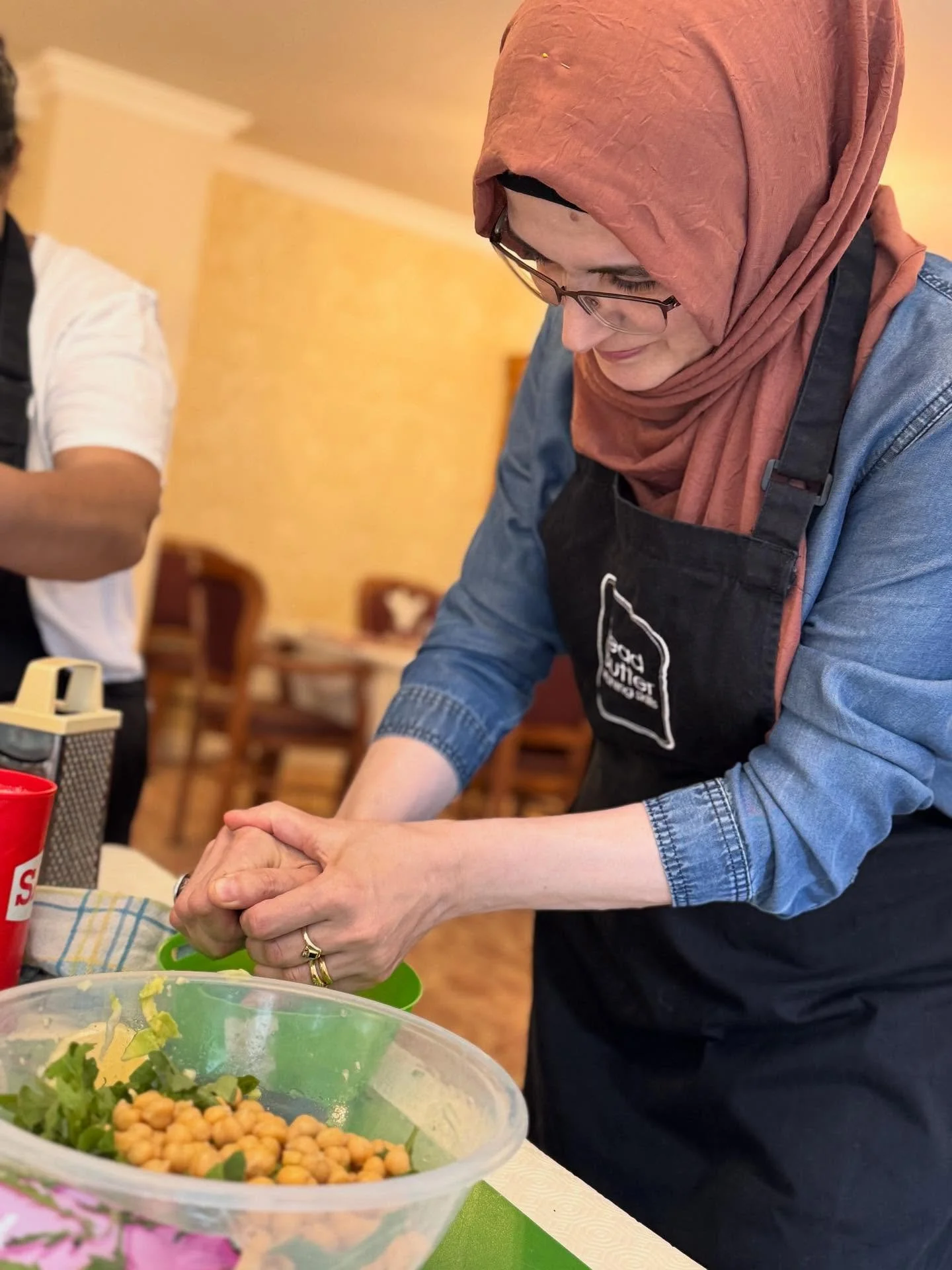 Chopping, chatting, cooking and connecting! 

Yesterday&rsquo;s cooking class was full of flavour, fun, and friendship! 🍲🥗

👩&zwj;🍳 Huma from @breadnbuttercic guided the group through 4 recipes, showing simple, affordable steps to make healthy ea