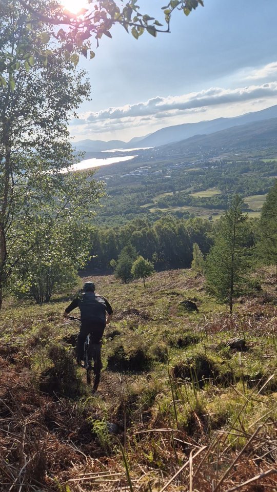 Absolutely loving this weather! The views over Fort William are amazing. @contextridewear @neviscycles
.
.
#bikes #mtblife #reels #biking #sun #sunny #mtb