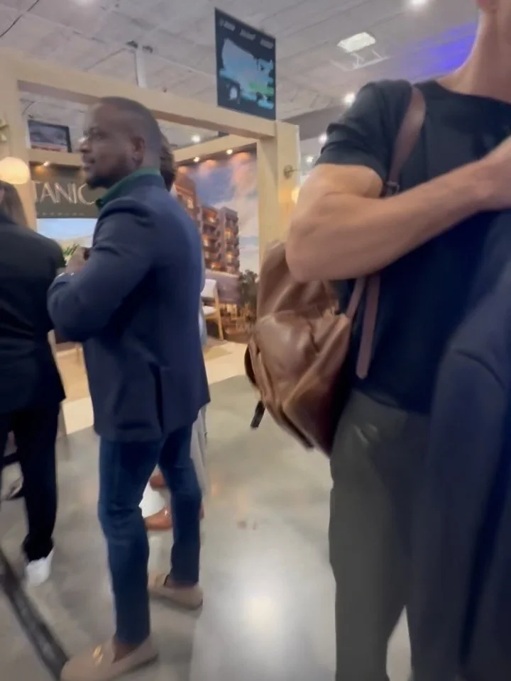 Big thanks to the @therealdeal Miami Forum last week! I learned so much and met so many amazing people. This event helped me learn what other possibilities there are for location - such like the @peachledusa for our outdoor walls! 

I met with people