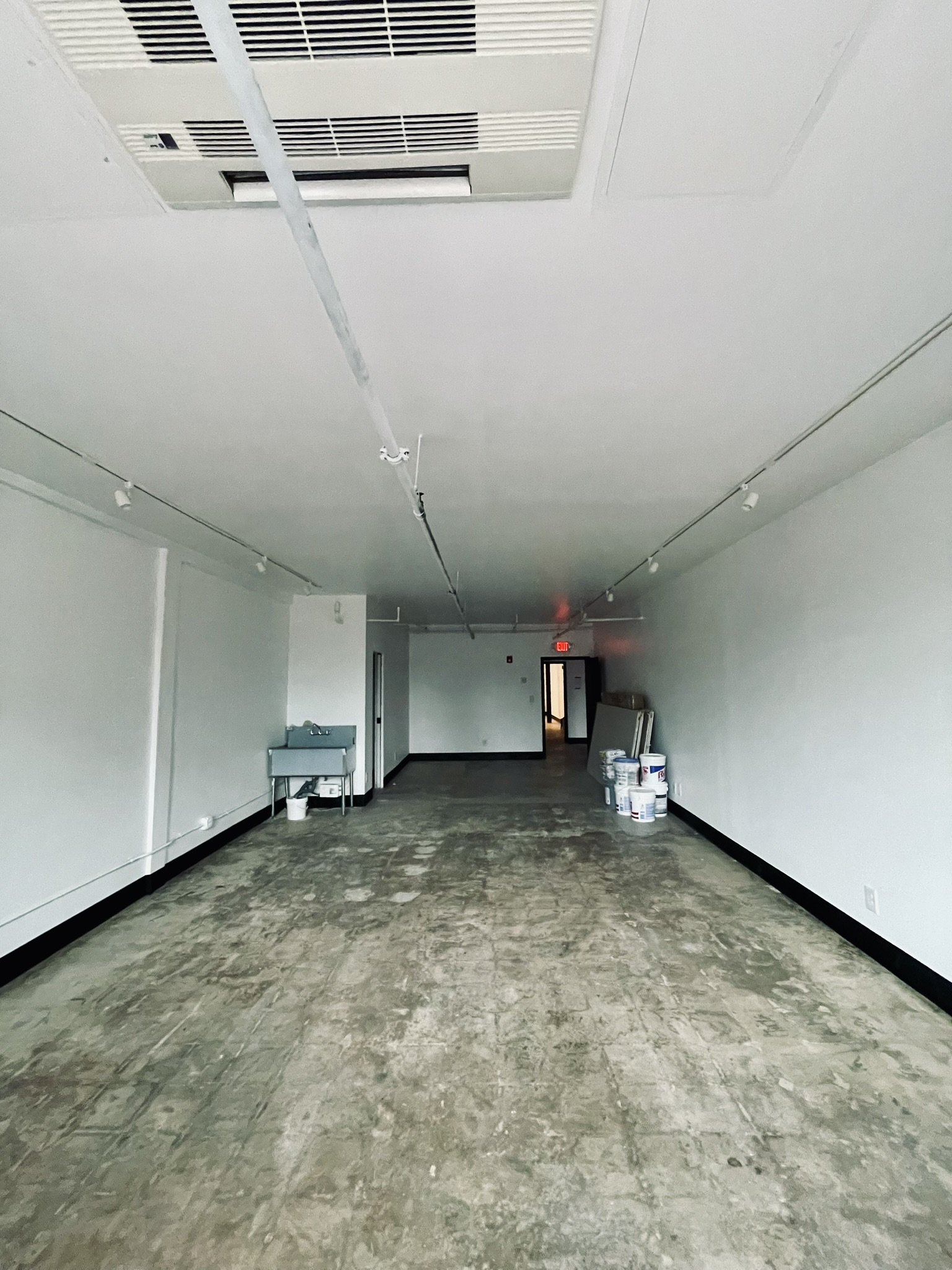 Studio 105.JPEG