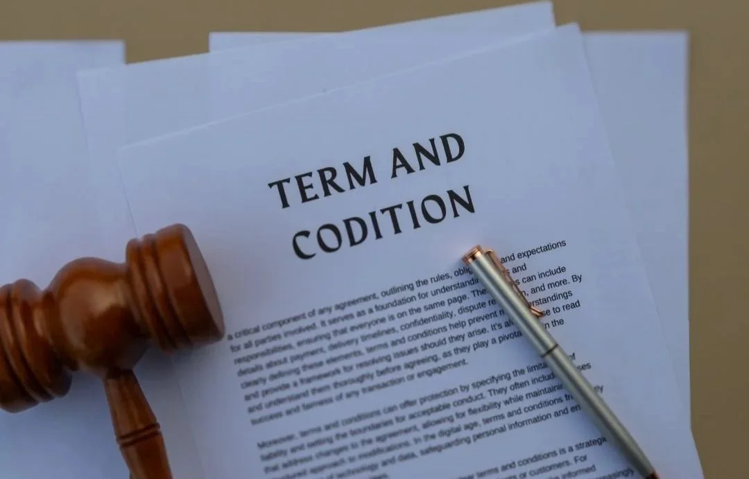 Comparison of binding and non-binding mediation agreements in legal dispute resolution.