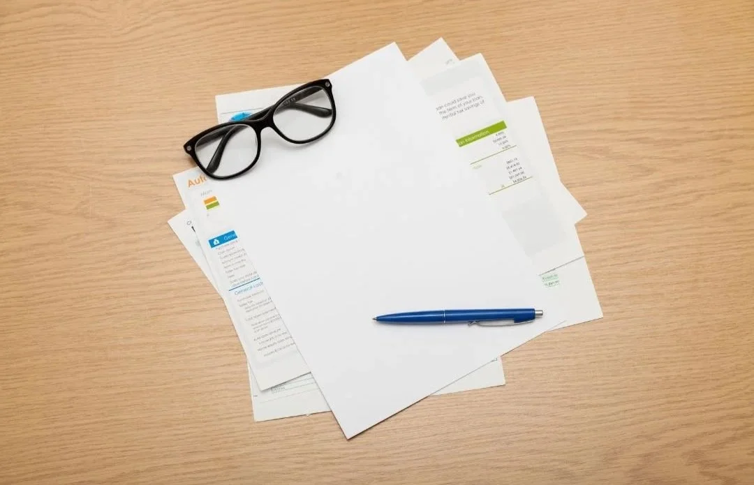 Step-by-step mediation process with parties preparing documents and participating in guided discussions.