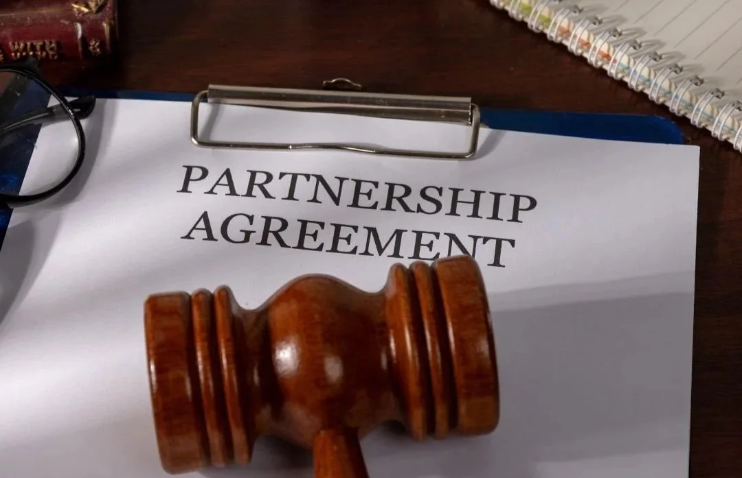 Handshake over a verbal agreement, illustrating when verbal contracts can be legally binding.